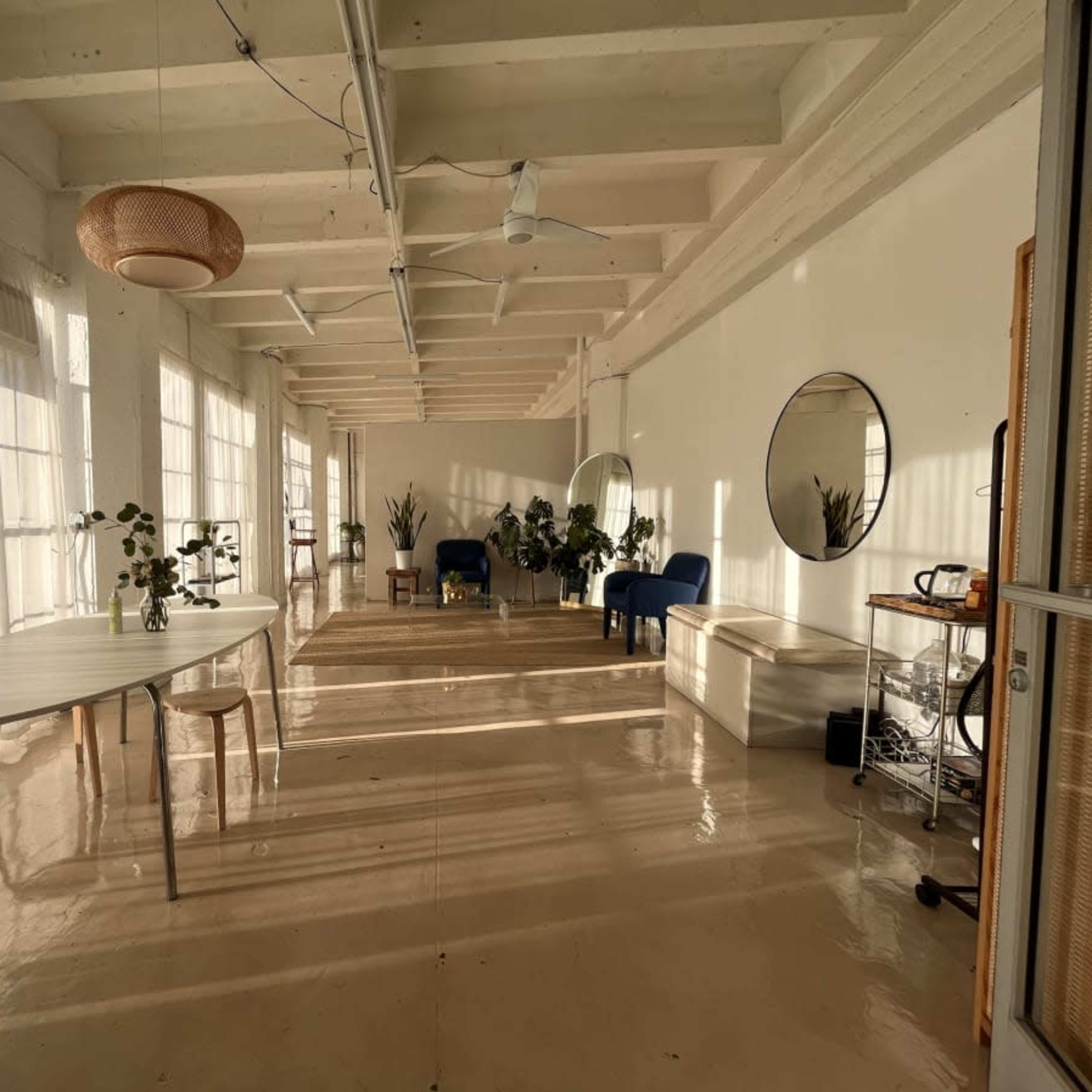 Minimal loft with amazing ambience for intimate gatherings Image in Central LA, Los Angeles, CA