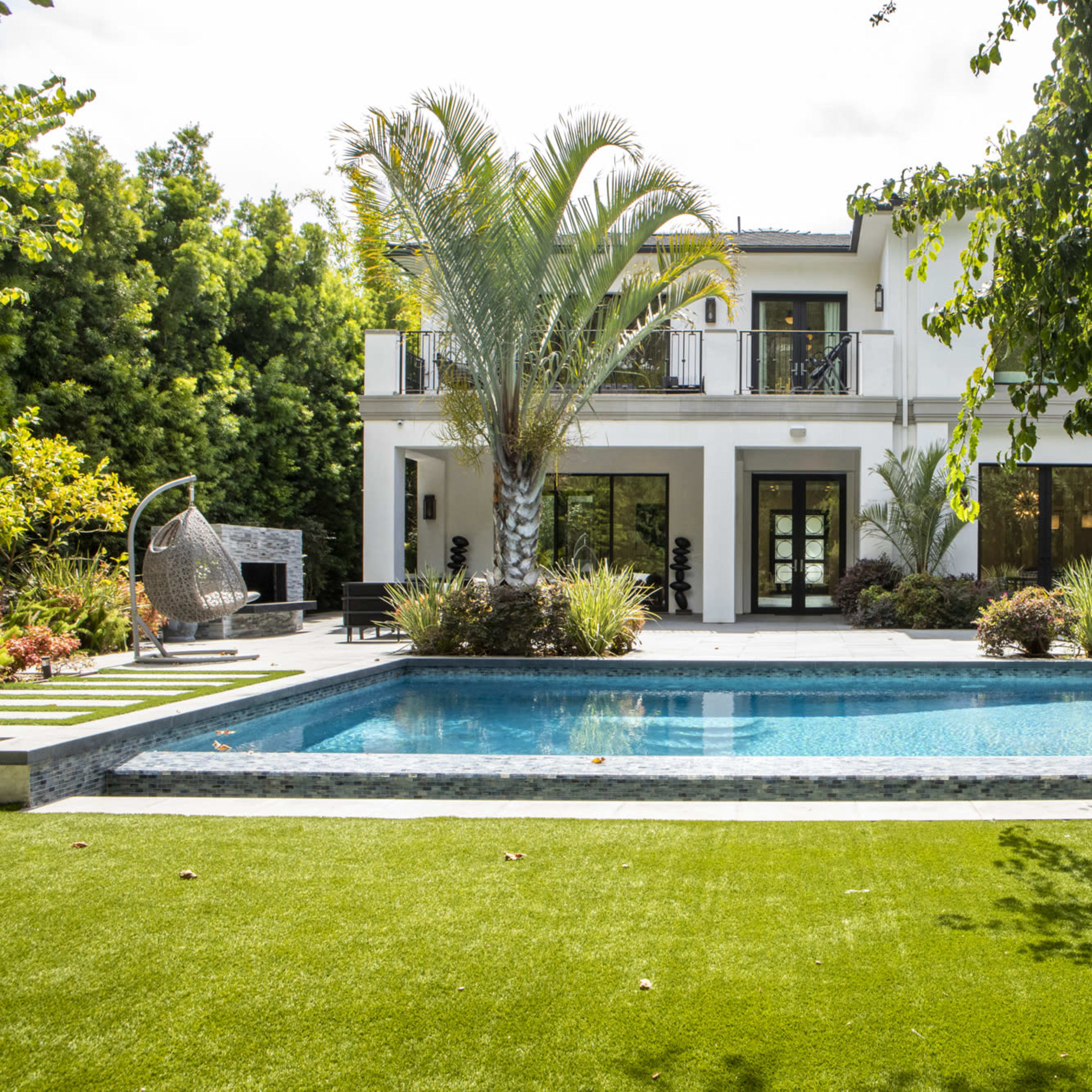 MODERN LUXURY MANSION ESTATE WITH GREAT NATURAL LIGHT Image in Brentwood, Los Angeles, CA