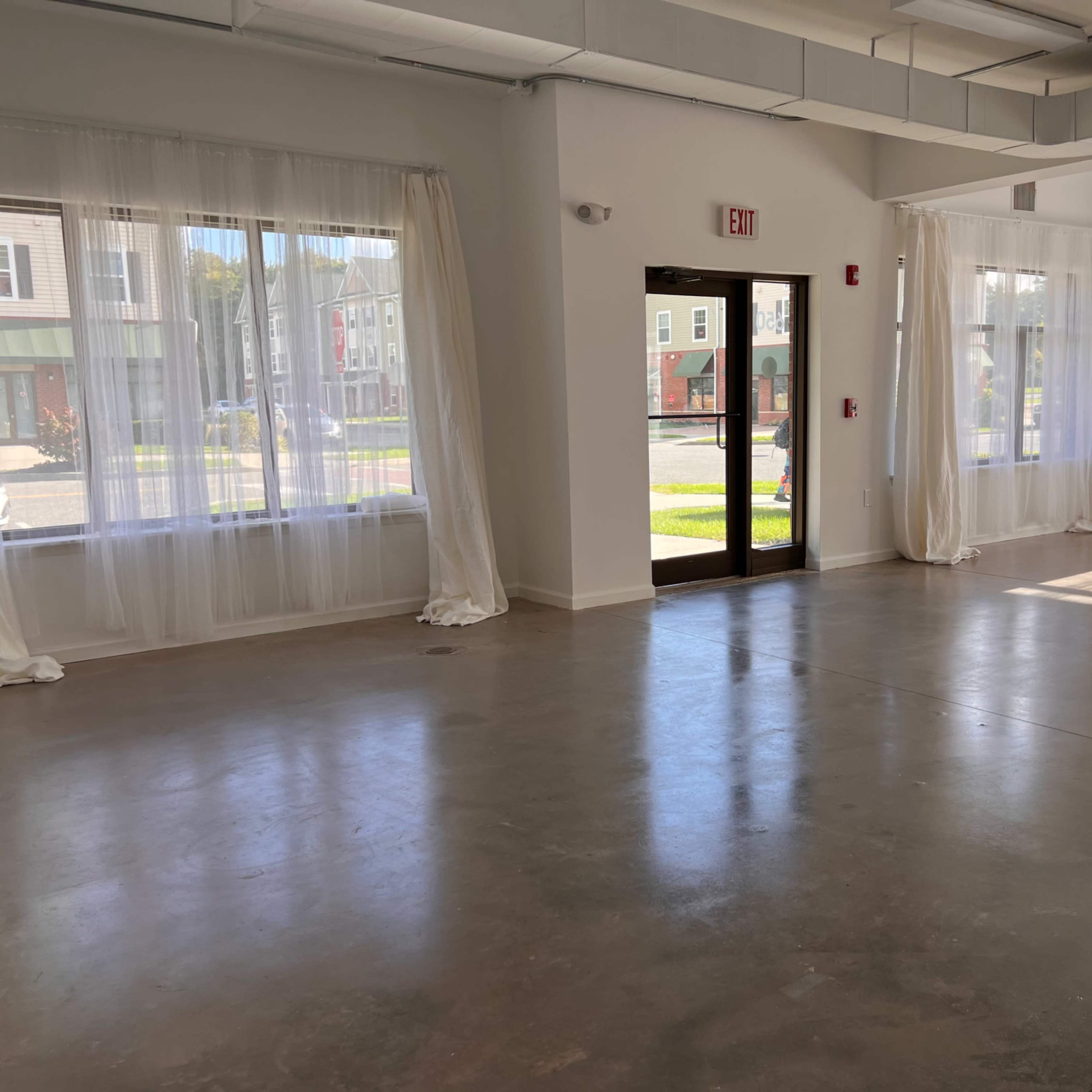 Empty Studio with Natural Light Image in Brookhaven, Coram, NY