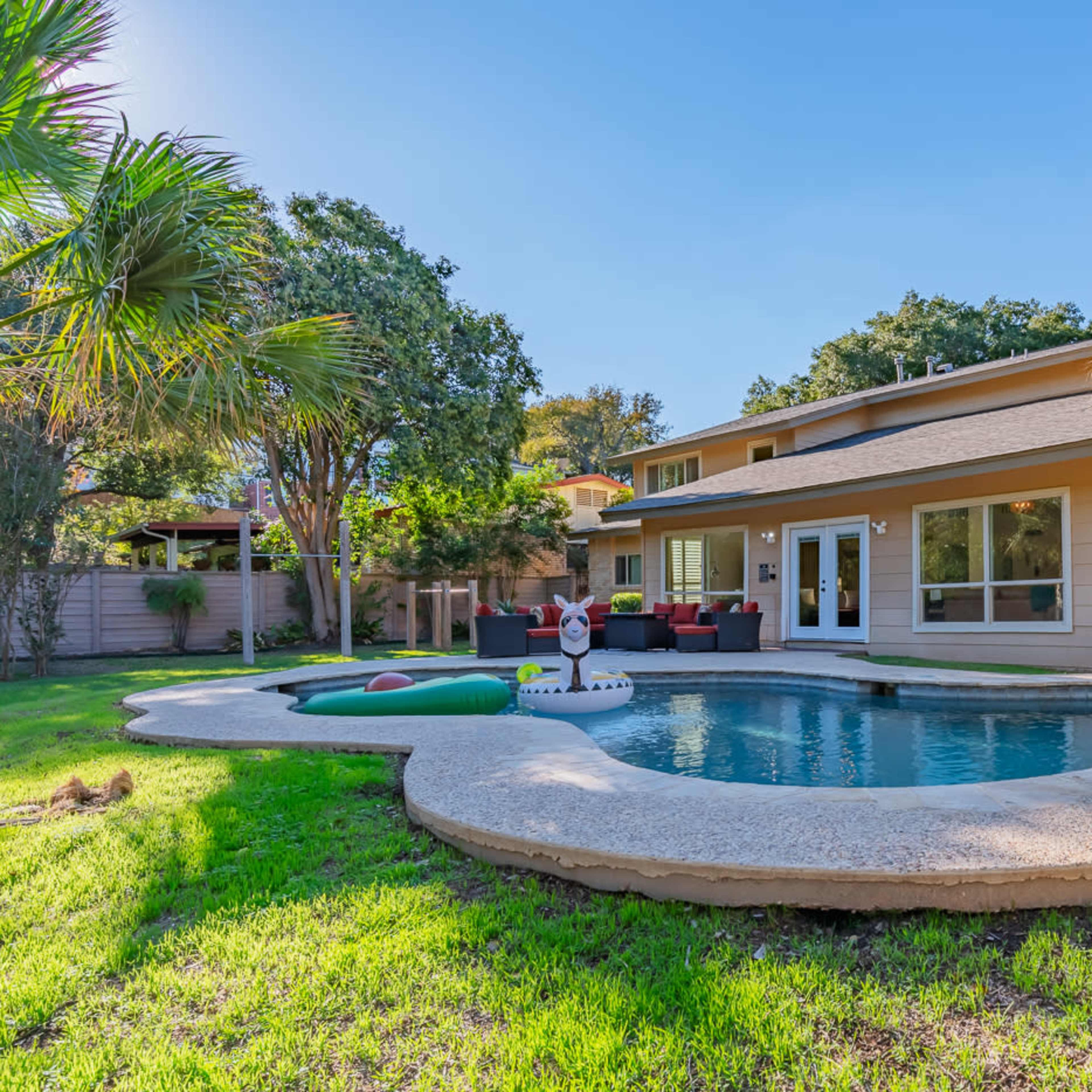 Southwest Suburban House with Pool, Table for 18 people, and Gameroom Image in Vance Jackson, San Antonio, TX