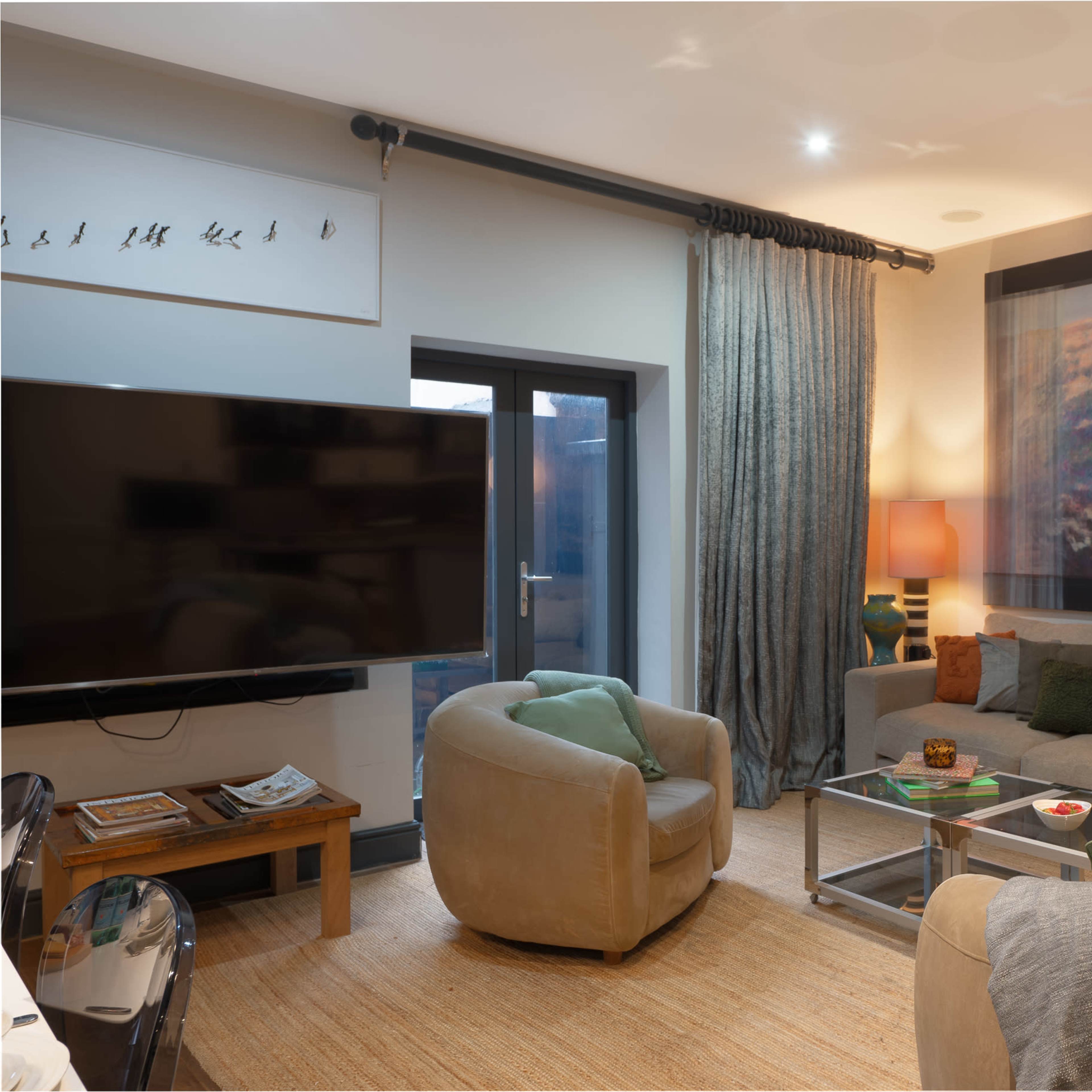 3BR Urban Shoreditch Apartment, Dual Level, blackout curtains, wrap around modern garden Image in London, London, England