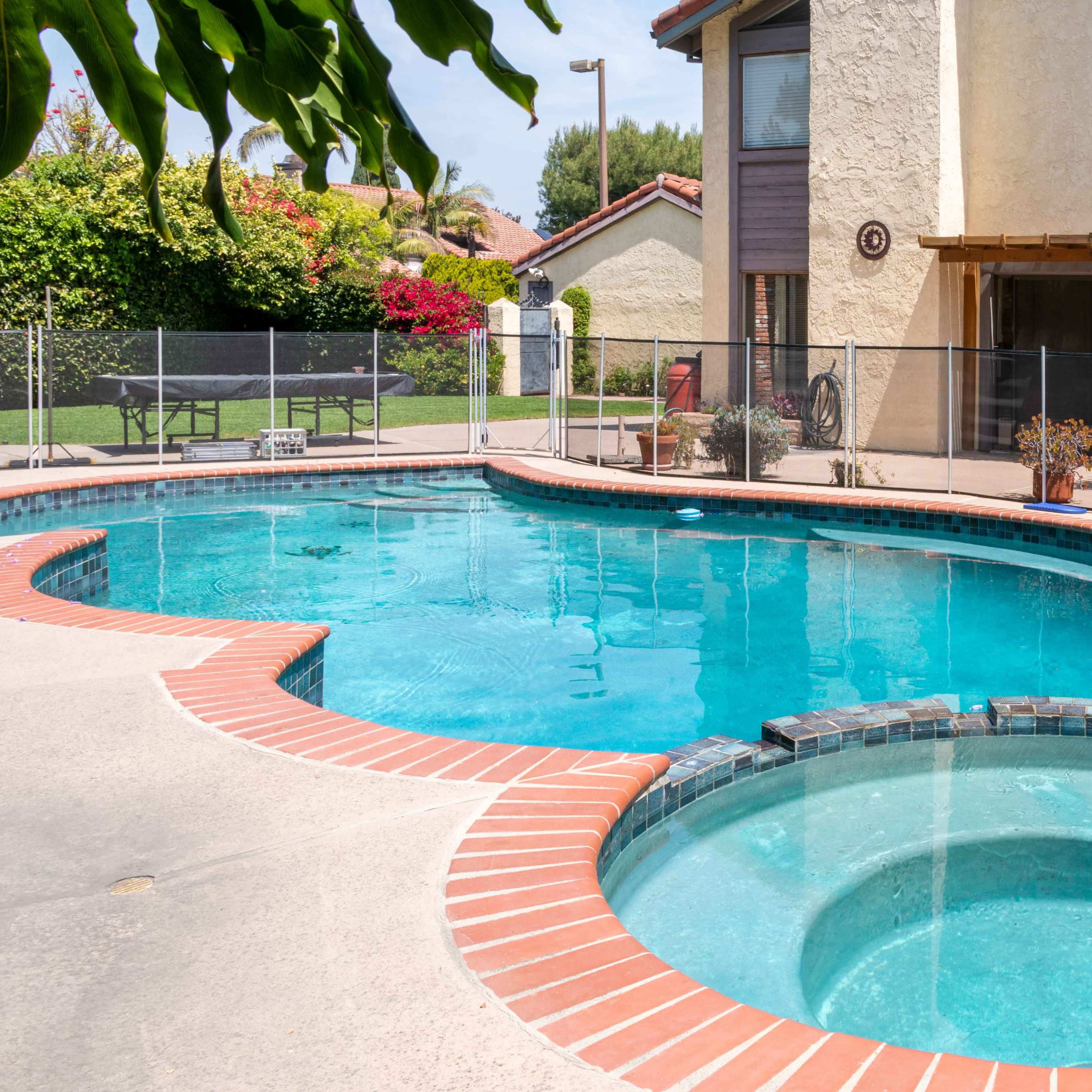 Large Pool & Lawn Image in Washington Culver, Culver City, CA