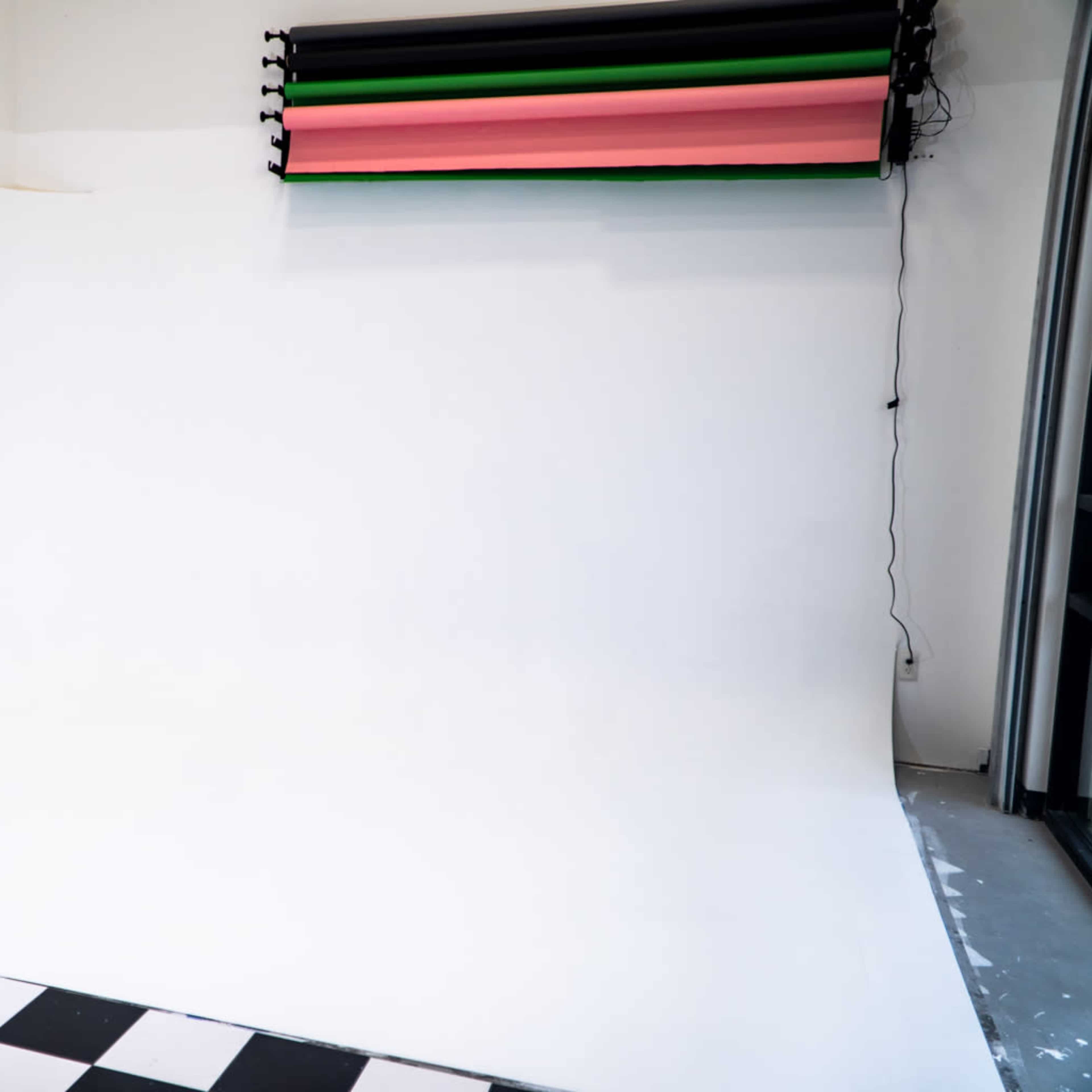 Spacious, Natural Light-Filled Studio Near the Heart of Houston – Vibrant Colors & Stylish Design Image in Westside, Houston, TX