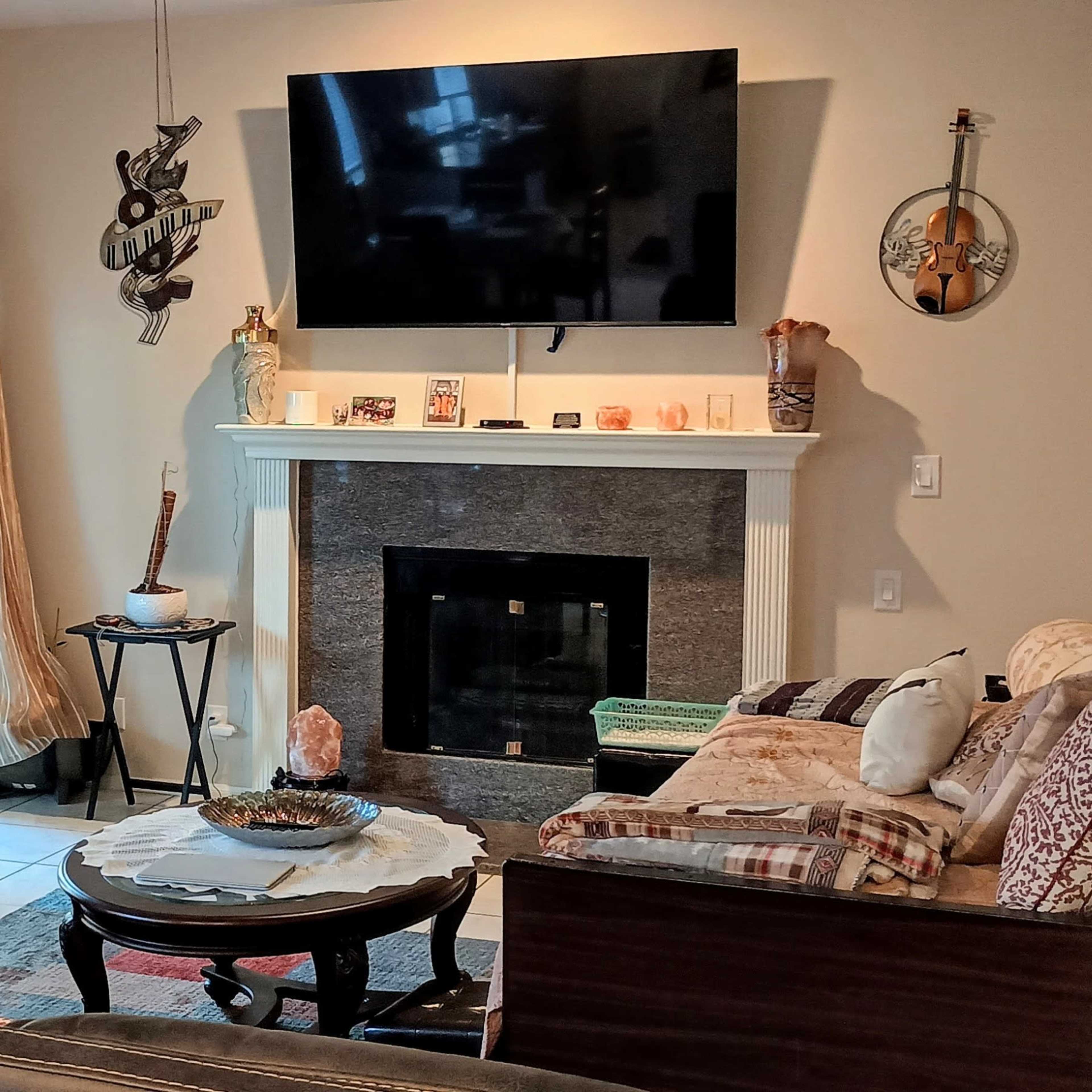 Modern Family Home in Quiet Residential Area – Ideal for Film & Content Image in Simi Valley, Simi Valley, CA