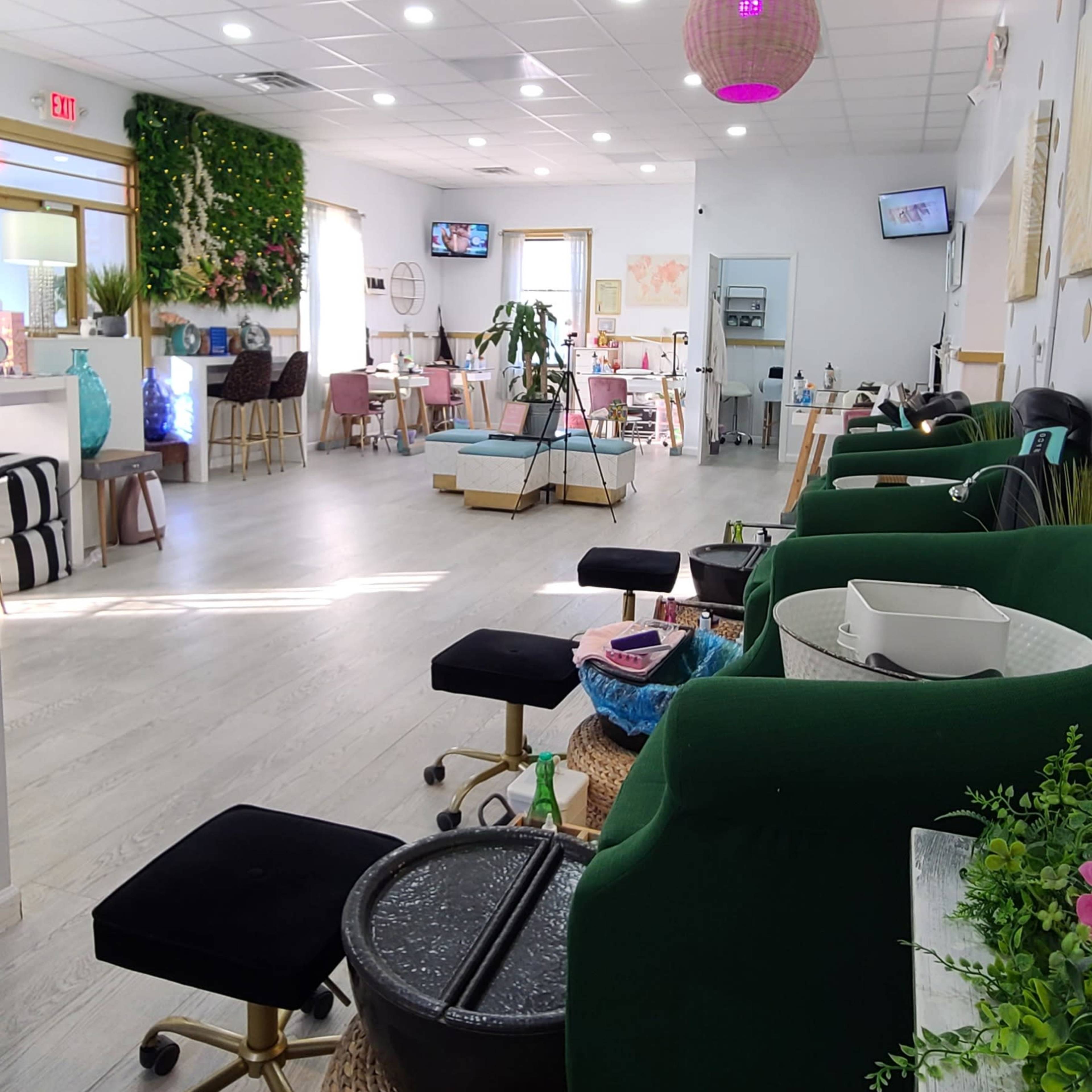 Bright Floral Chic & Posh Westchester Lounge Image in North Side, Mount Vernon, NY
