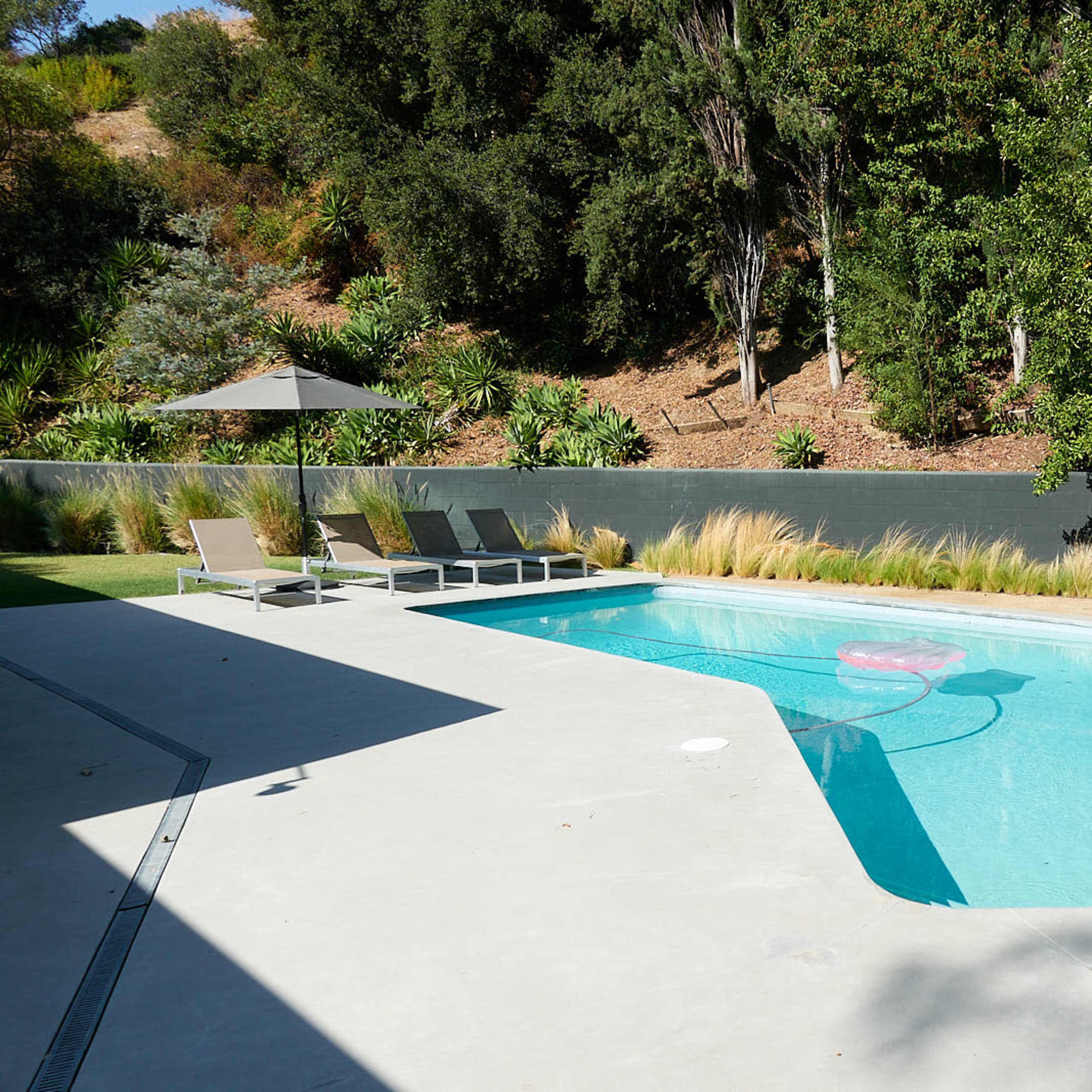 Light-filled mid-century modern home Image in Encino, Los Angeles, CA