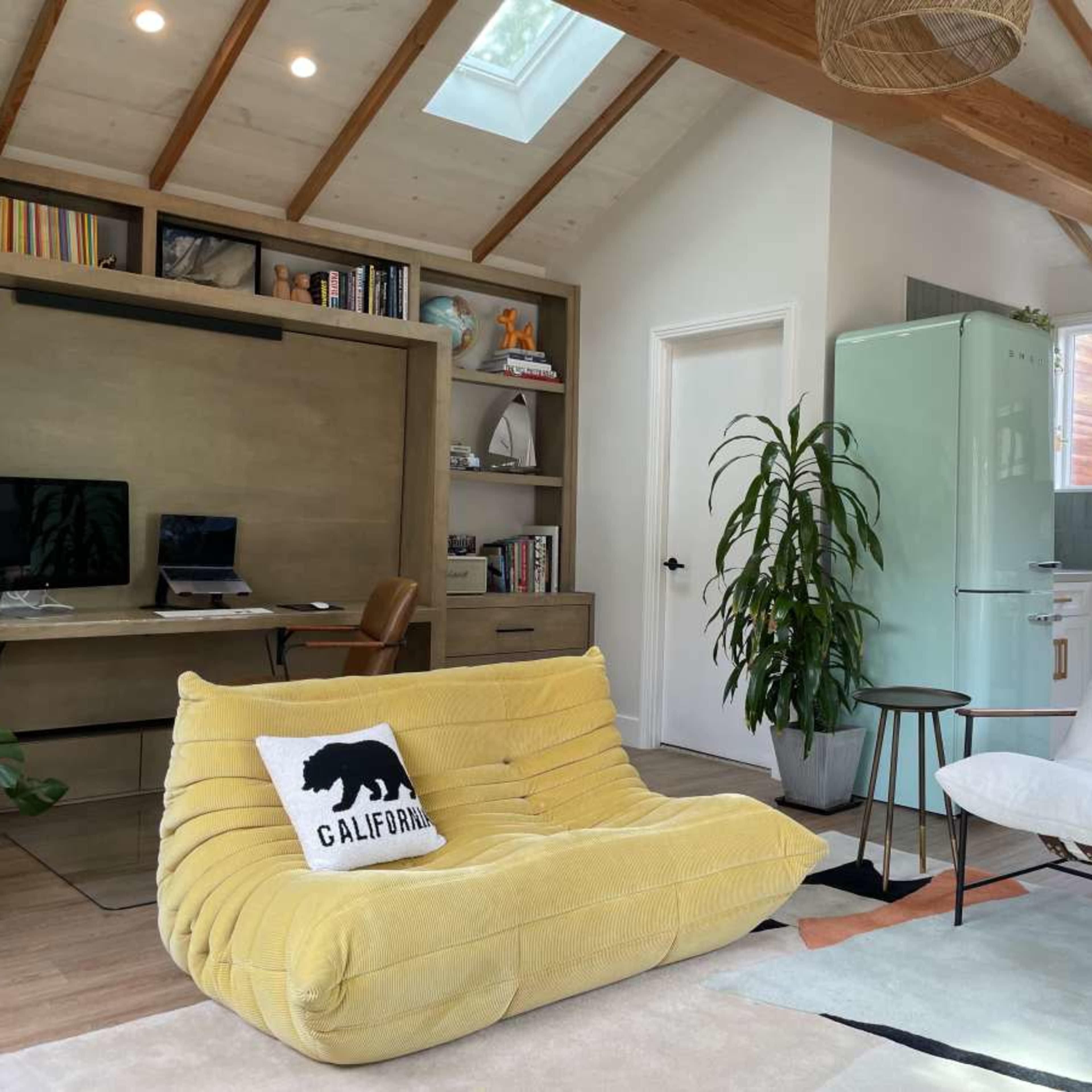Modern beach bungalow and garden Image in Mar Vista, Los Angeles, CA