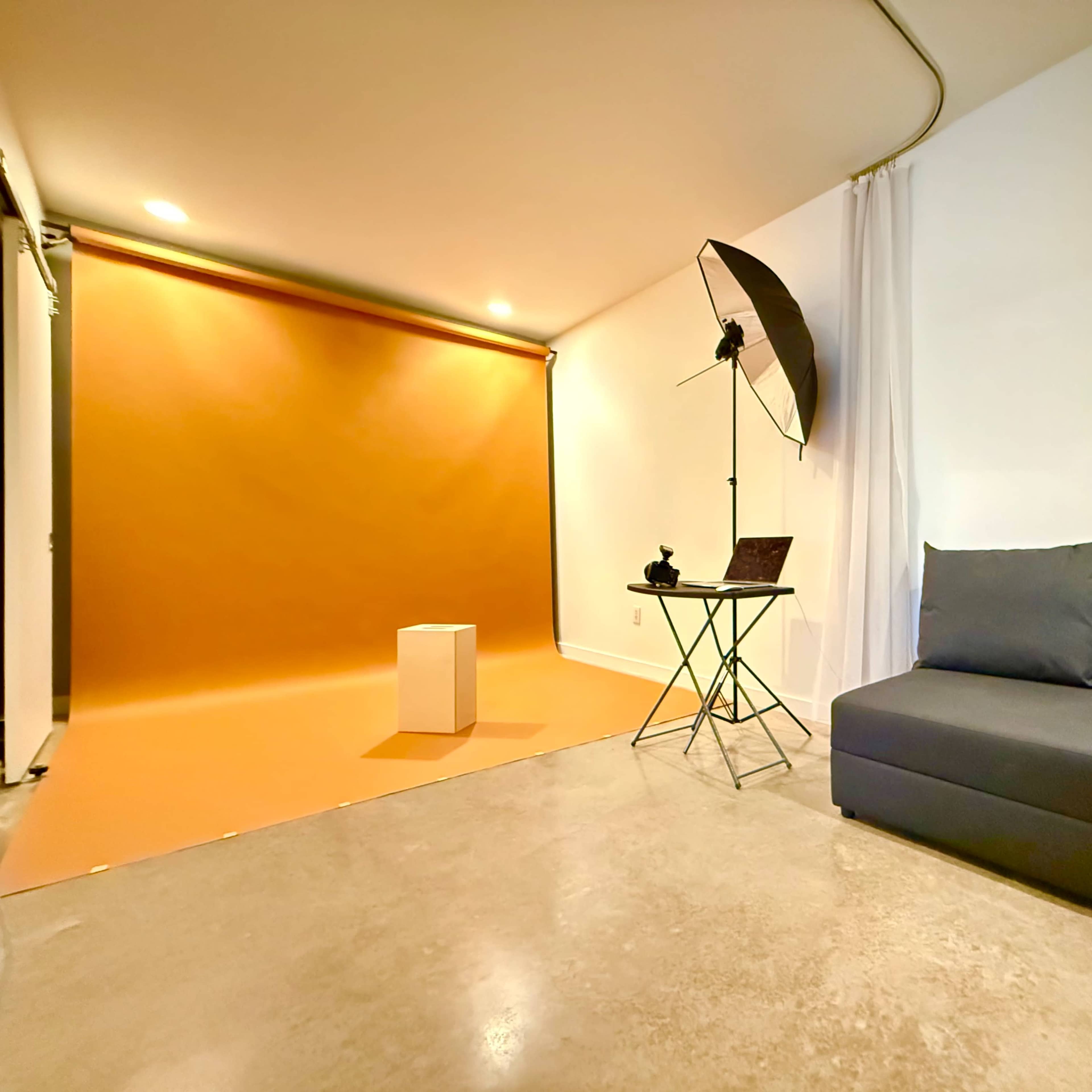 Minimalist Photo Studio w/ Bold Backdrops & Cozy Lounge – Perfect for Creatives Image in Dallas Downtown Historic District, Dallas, TX