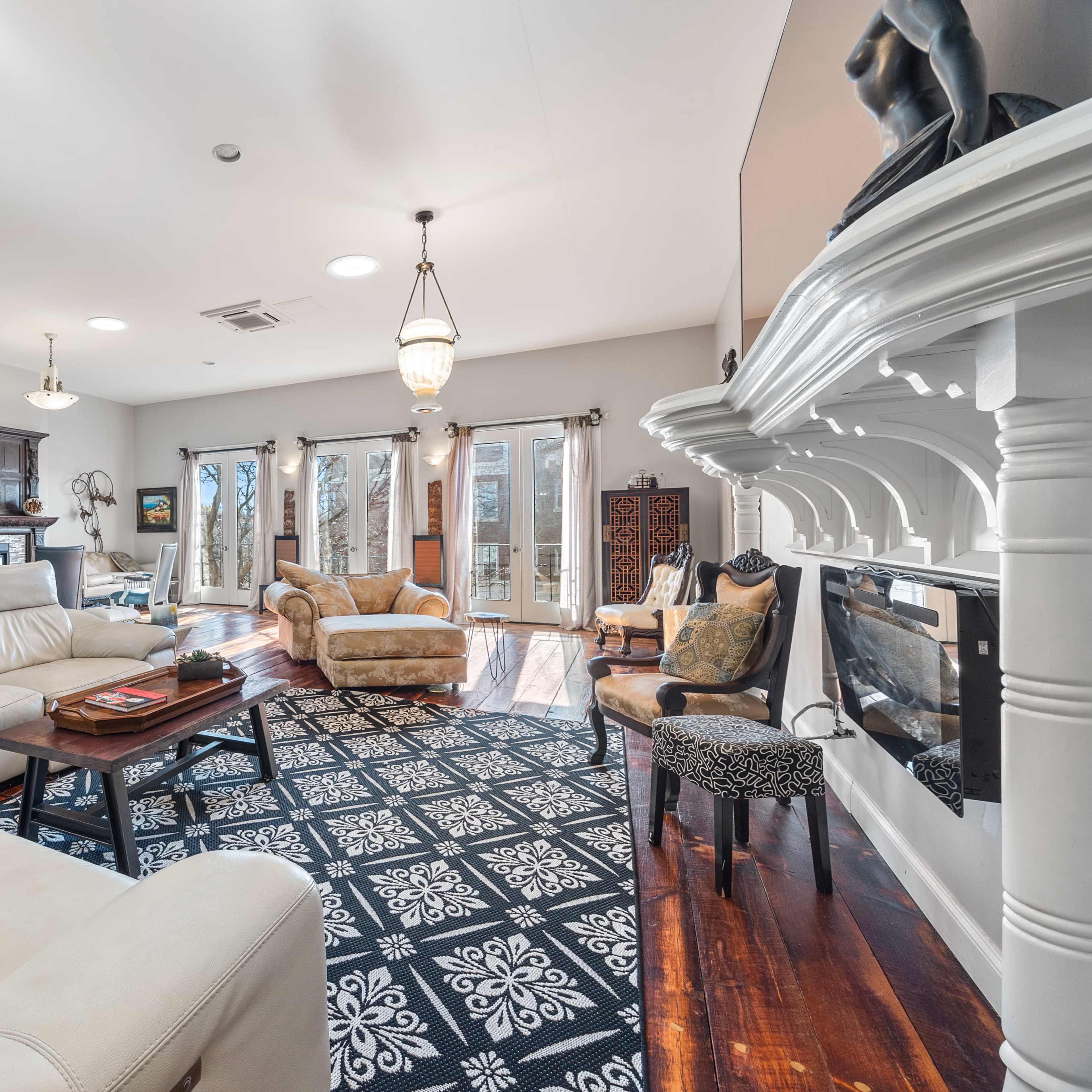 Gorgeous Open Floor Penthouse w/ French Doors & 2 Bedrooms Image in Proviso Township, Forest Park, IL