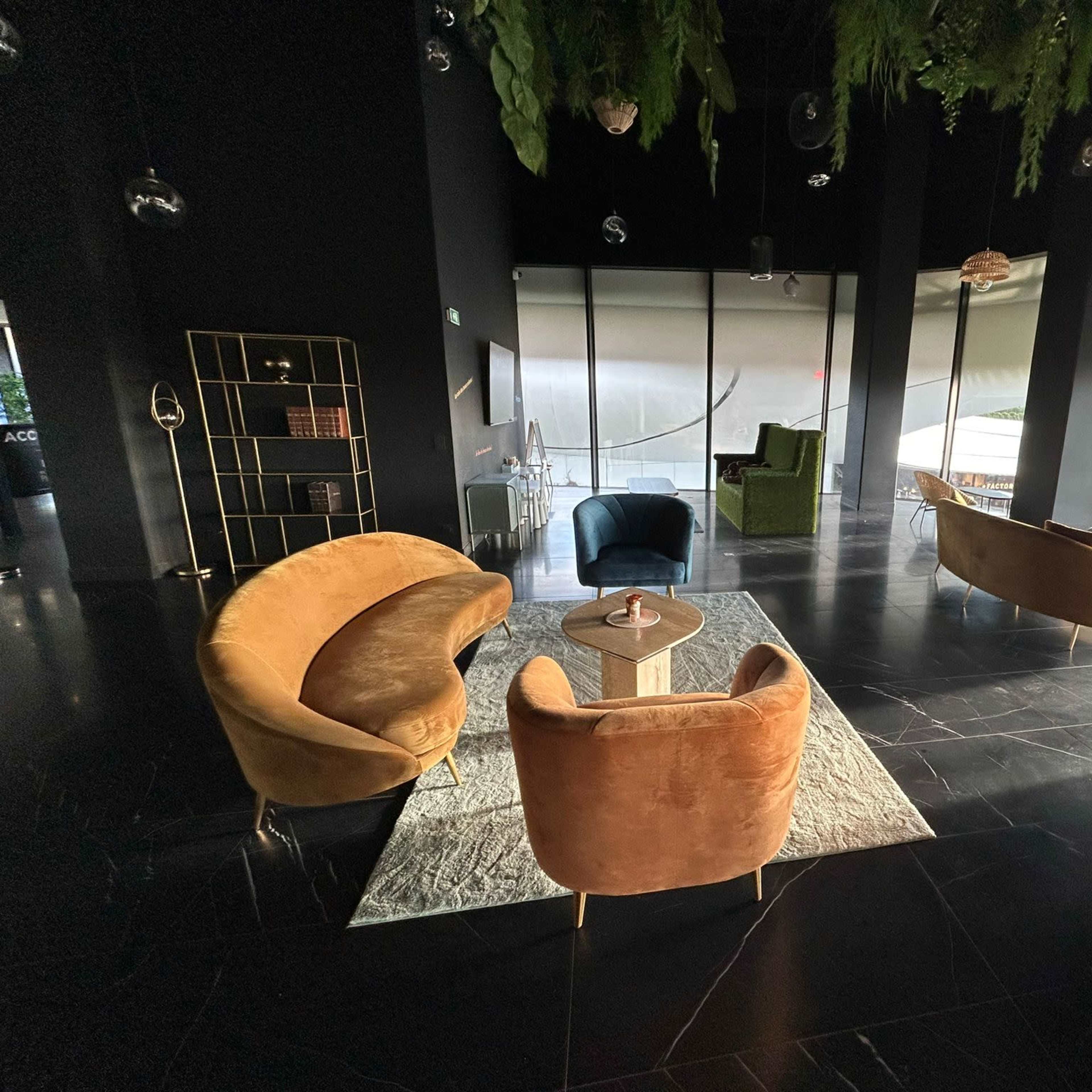 Salon lounge VIP avec vue panoramique Image dans , Plaisir, Île-de-France