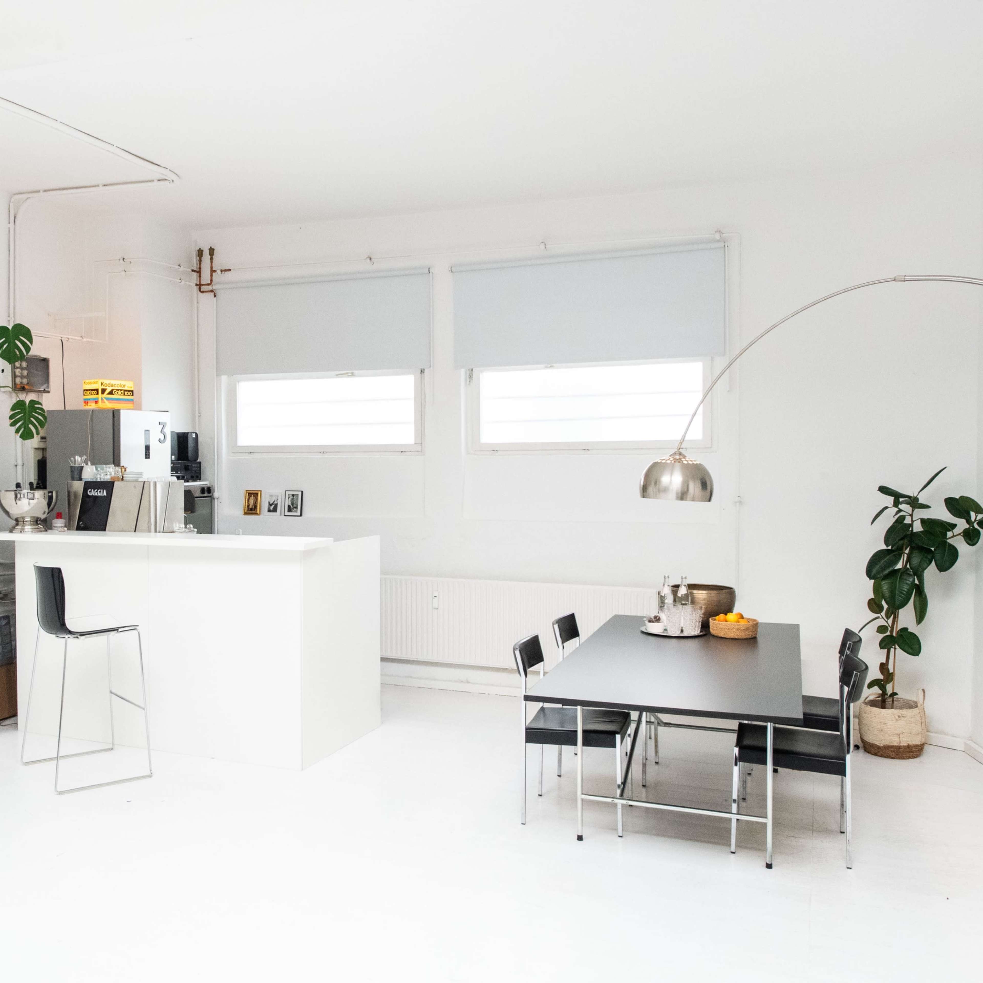 URBANES STYLISCHES LOFT-TAGESLICHTSTUDIO MIT HOHLKEHLE, DACHTERRASSE & KAFFEBAR - IDEAL FÜR SHOOTINGS, WORKSHOPS & OFFSITES. IM ZENTRUM VON STUTGART. Bild in Stuttgart, Stuttgart, BW