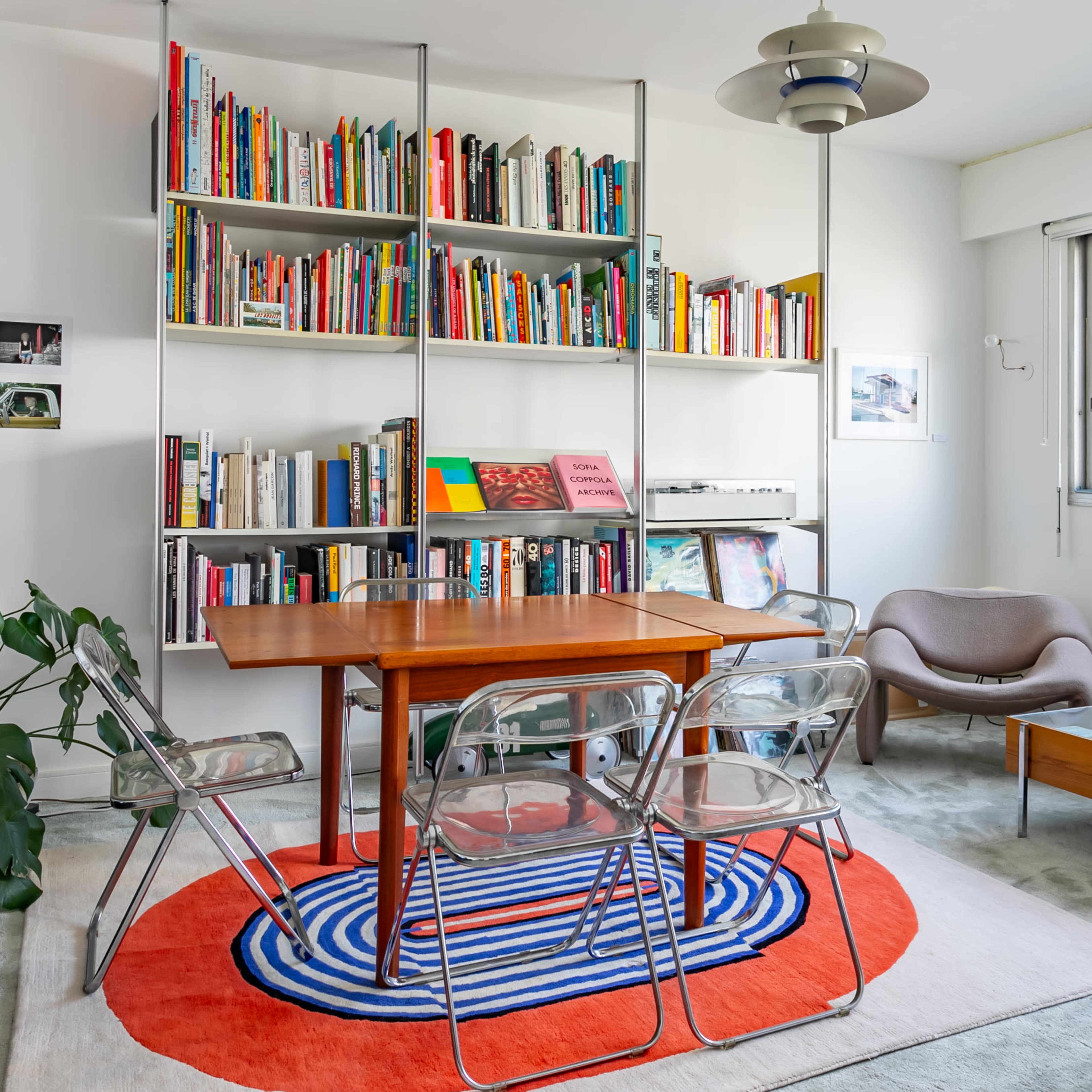 Appartement parisien avec le mobilier design mid century à Belleville Image dans Amérique, Paris, Île-de-France