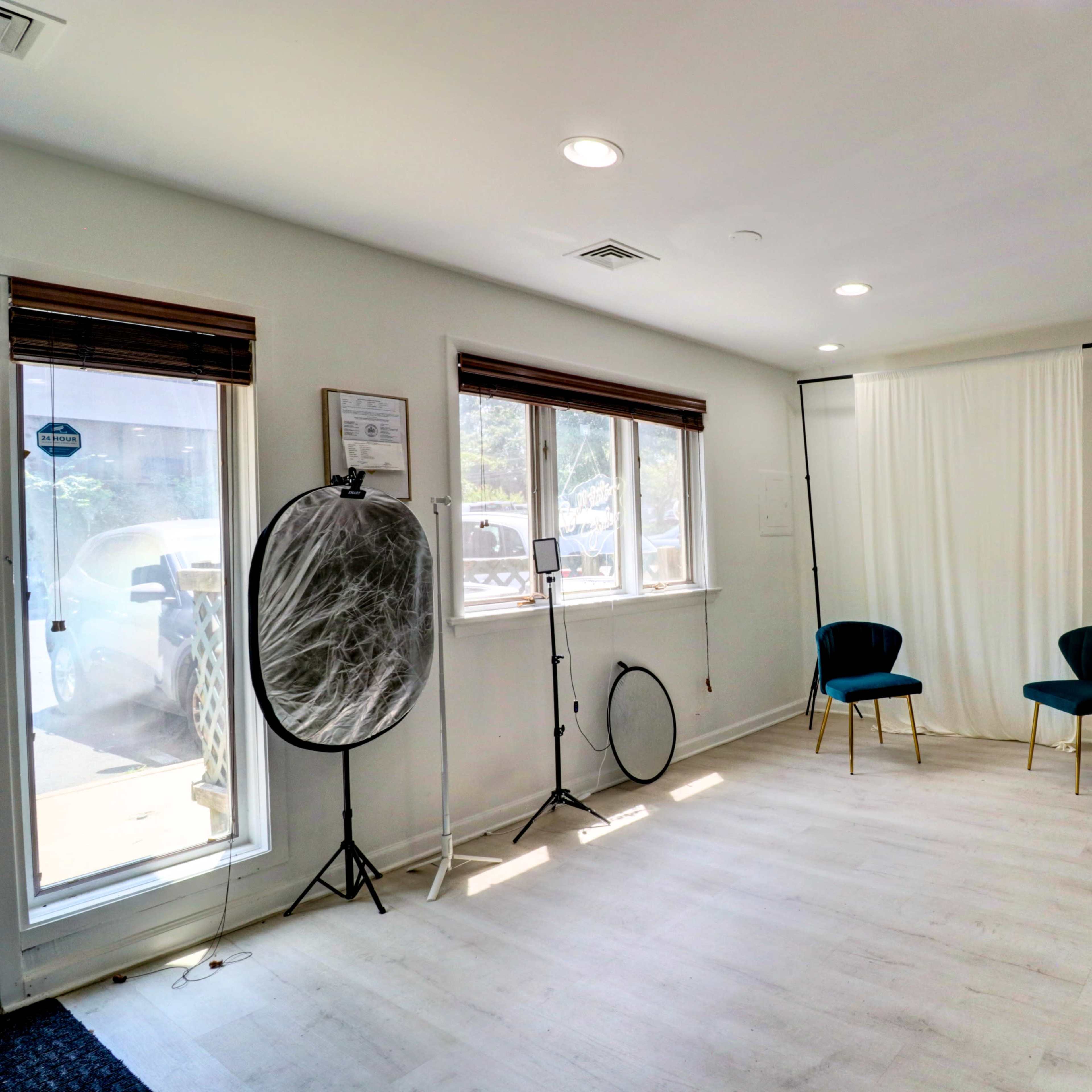 Private Luxury Studio for experienced photographers, with private entrance, 1st floor no steps Image in Merrifield, Falls Church, VA