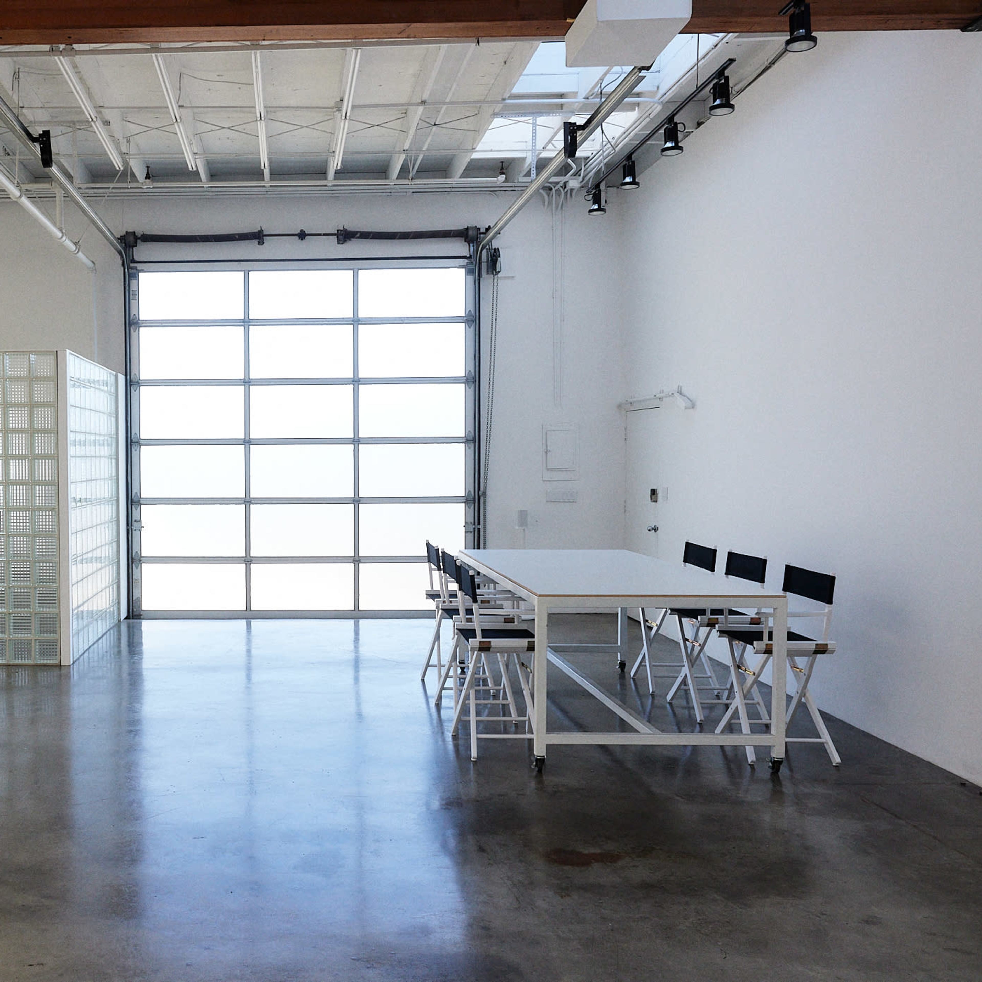 Modern and Sophisticated Daylight Studio in Atwater Village with Extras Image in Tropico, Glendale, CA