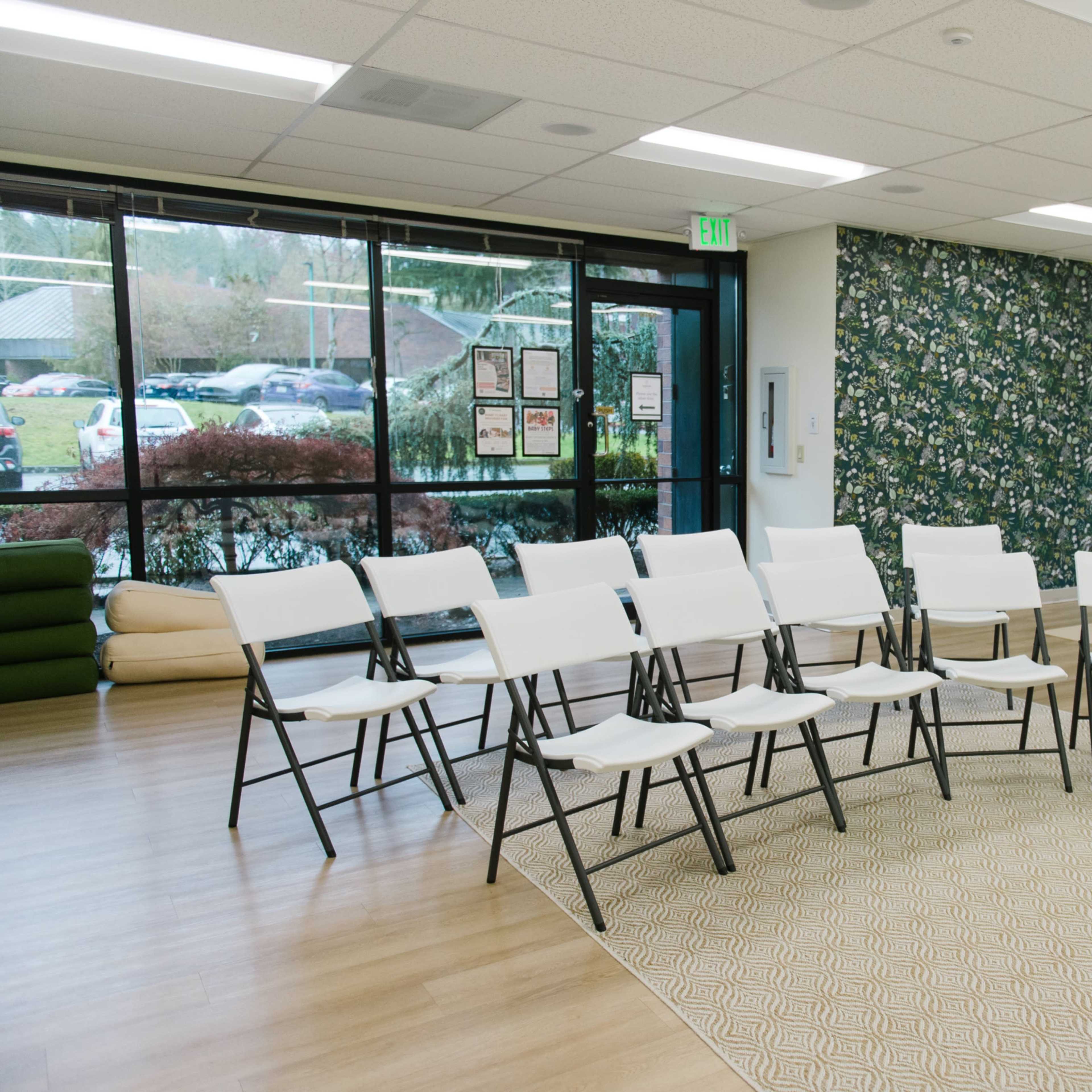 Large Open Studio + Lounge Area Image in Lakeview, Kirkland, WA