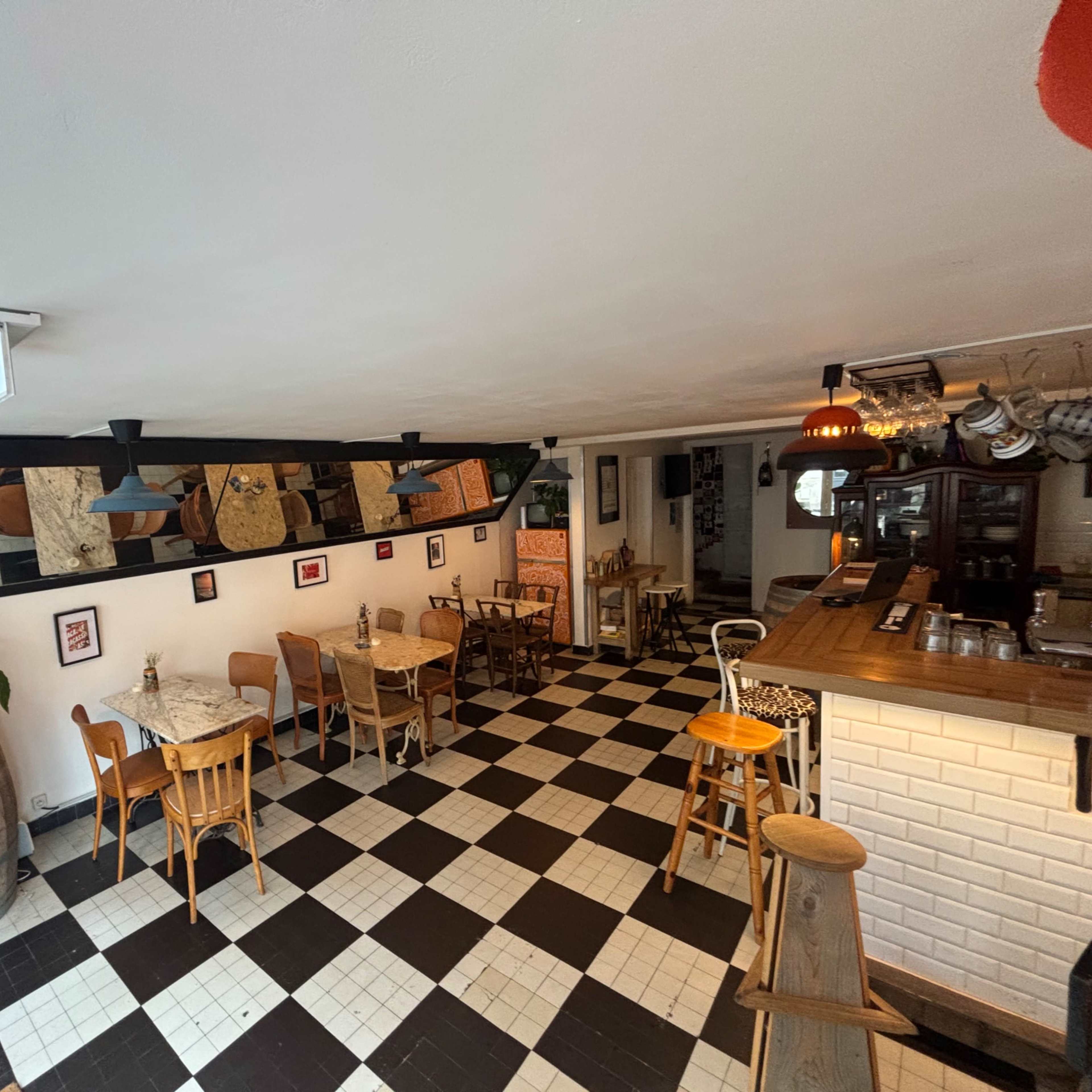 Bar de quartier, cave à manger, microbrasserie et espace d'exposition Image dans Talence, Talence, Nouvelle-Aquitaine