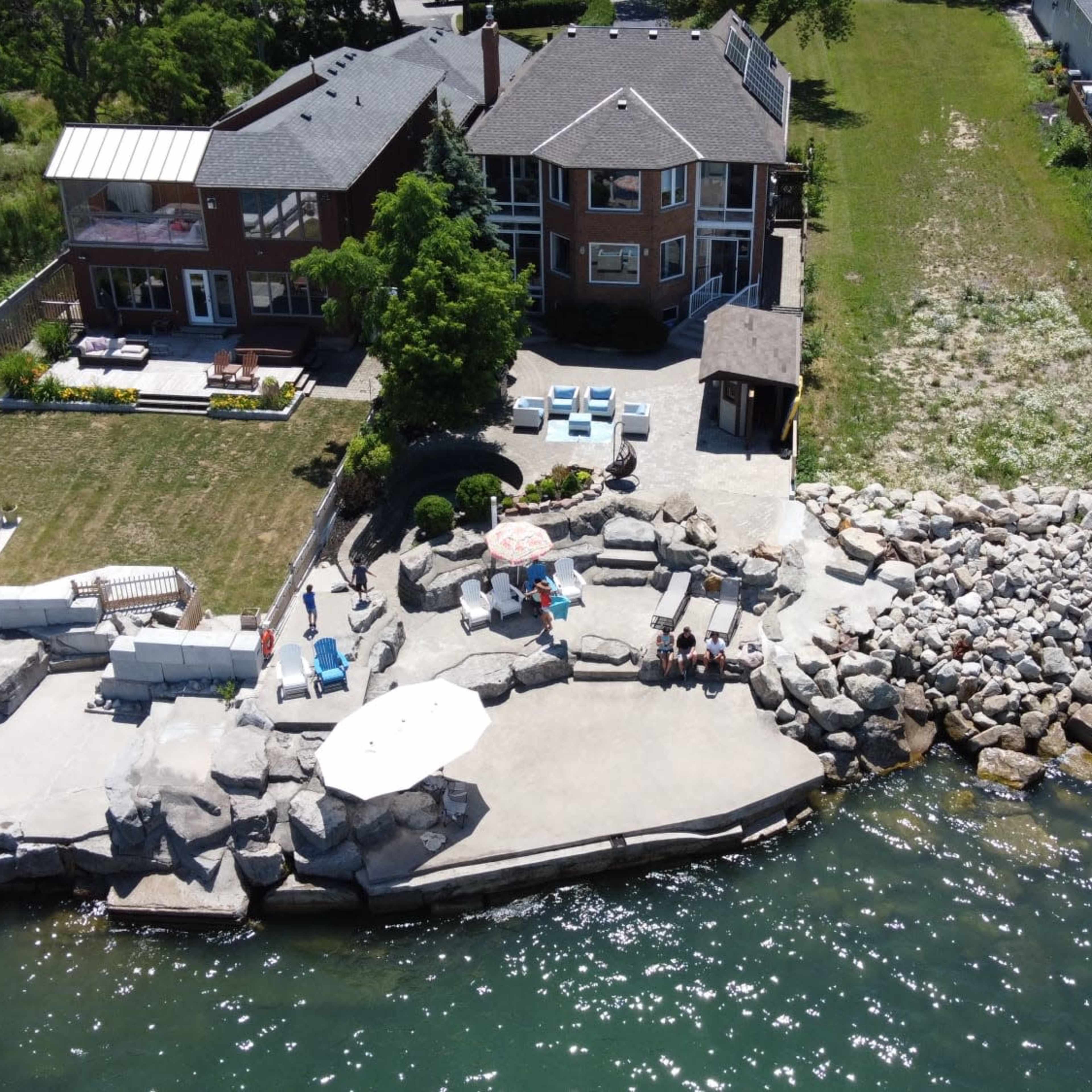 Lakefront House with 180 degree scenic views. Image in Stoney Creek, Hamilton, ON