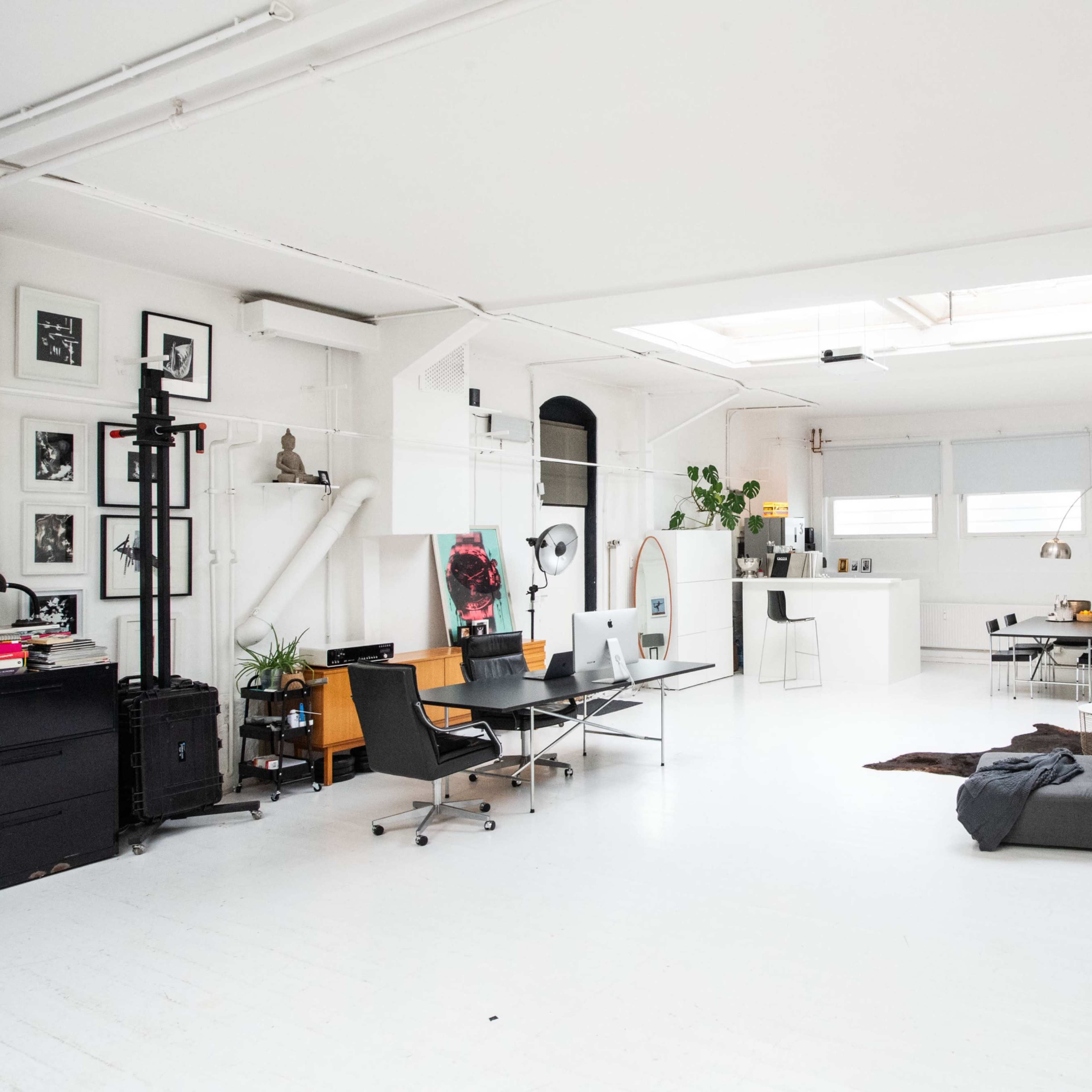 URBANES STYLISCHES LOFT-TAGESLICHTSTUDIO MIT HOHLKEHLE, DACHTERRASSE & KAFFEBAR - IDEAL FÜR SHOOTINGS, WORKSHOPS & OFFSITES. IM ZENTRUM VON STUTGART. Bild in Stuttgart, Stuttgart, BW