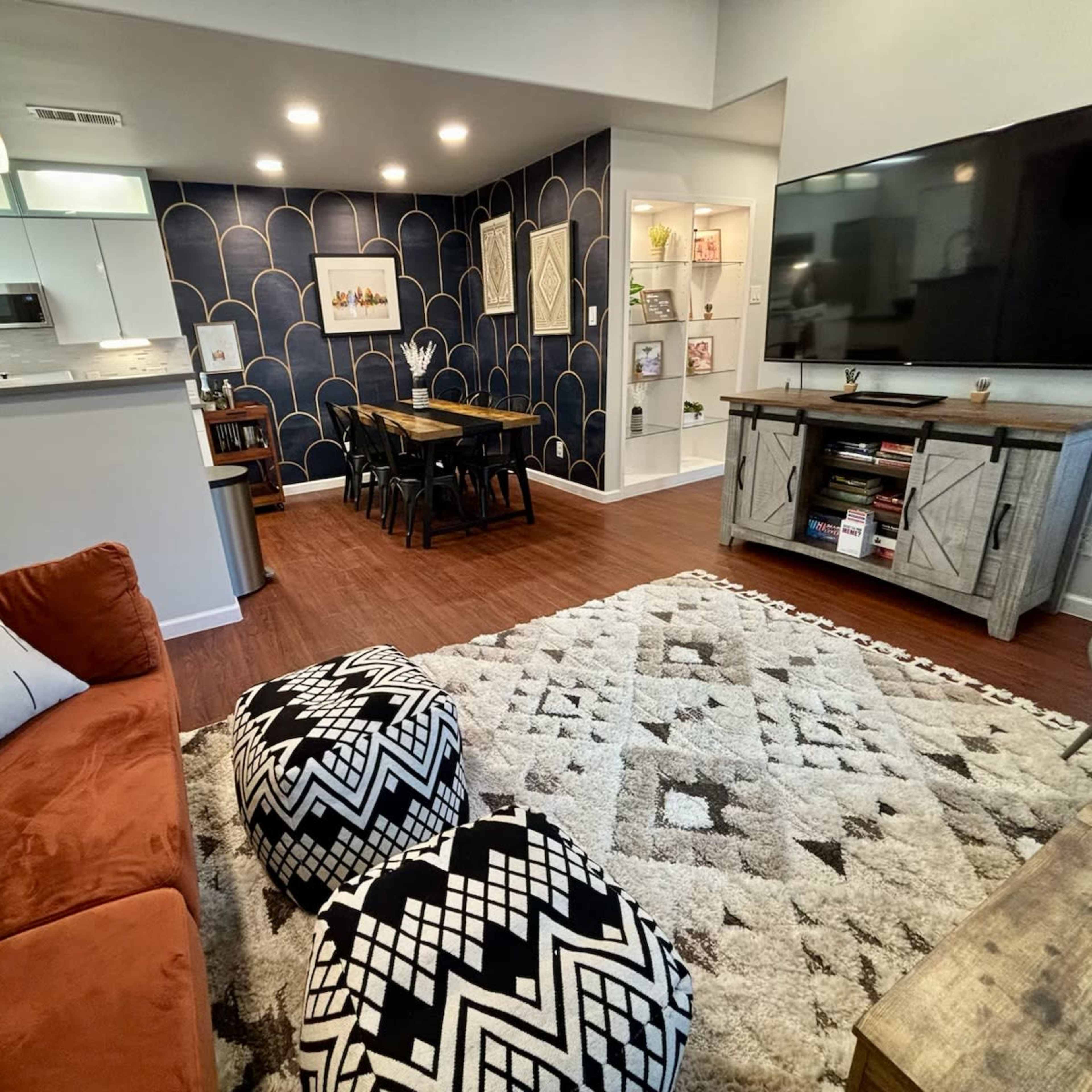 Modern Southwest Open Floorplan Duplex with Outdoor Entertainment space and proximity to Shopping/Restaurants/Nightlife Image in South Lamar, Austin, TX