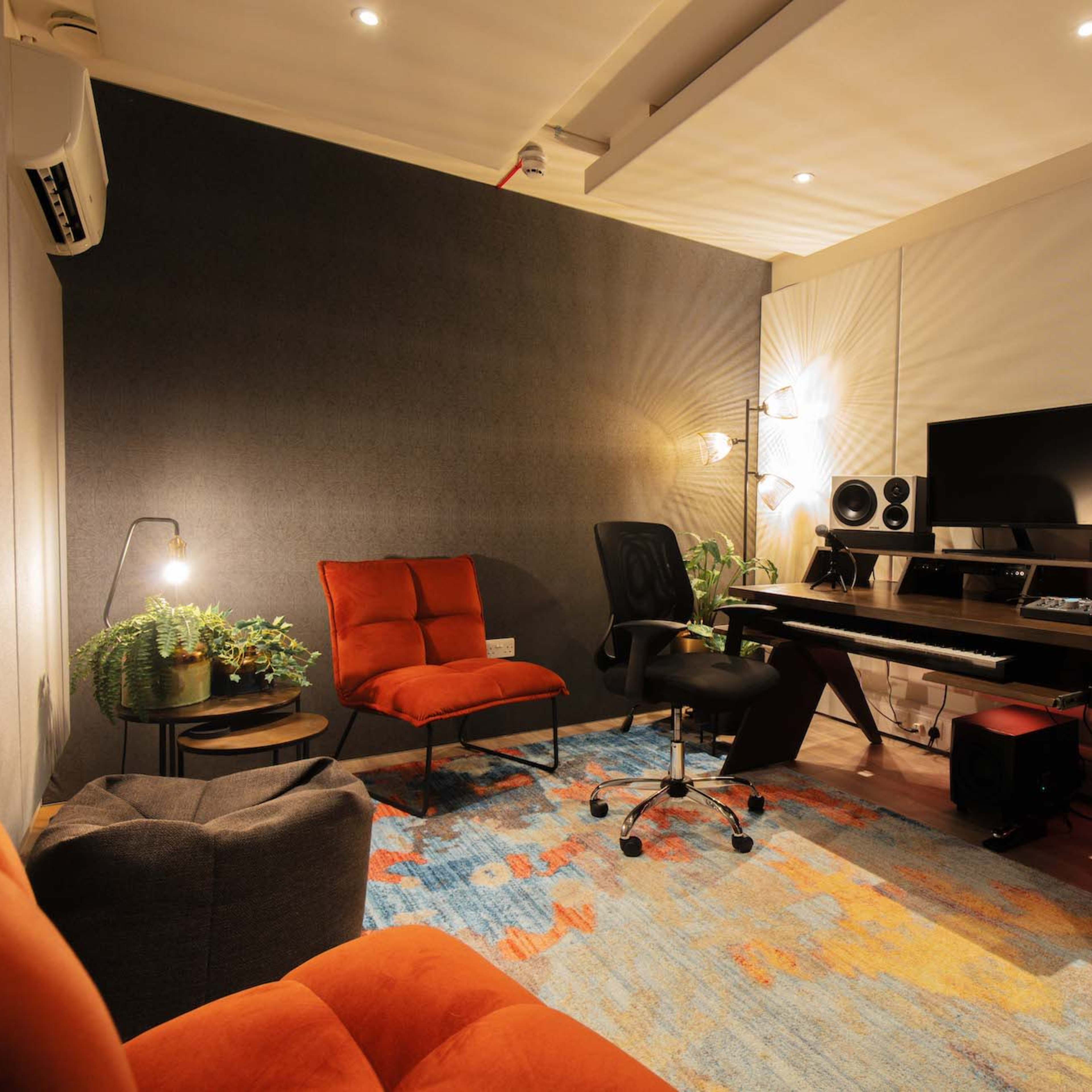 Cosy West London Recording Studio Image in London, London, England