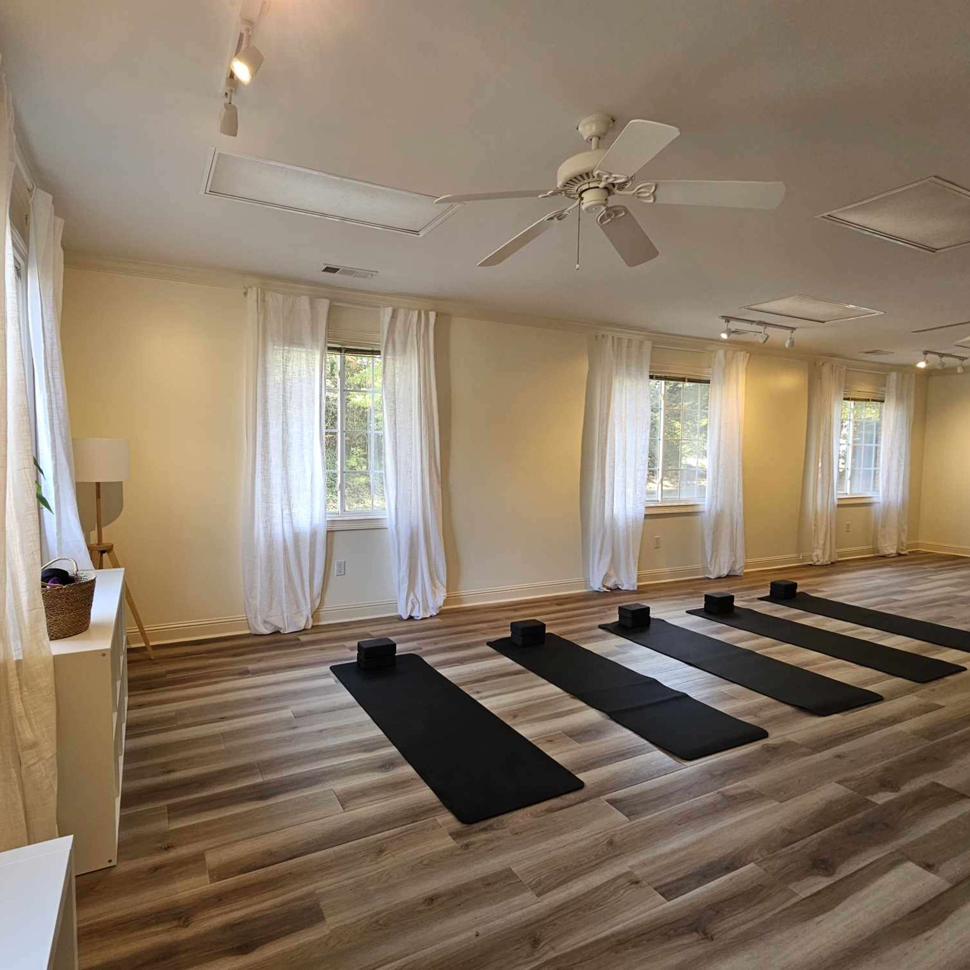 Large, bright, open room Image in , Kennesaw, GA