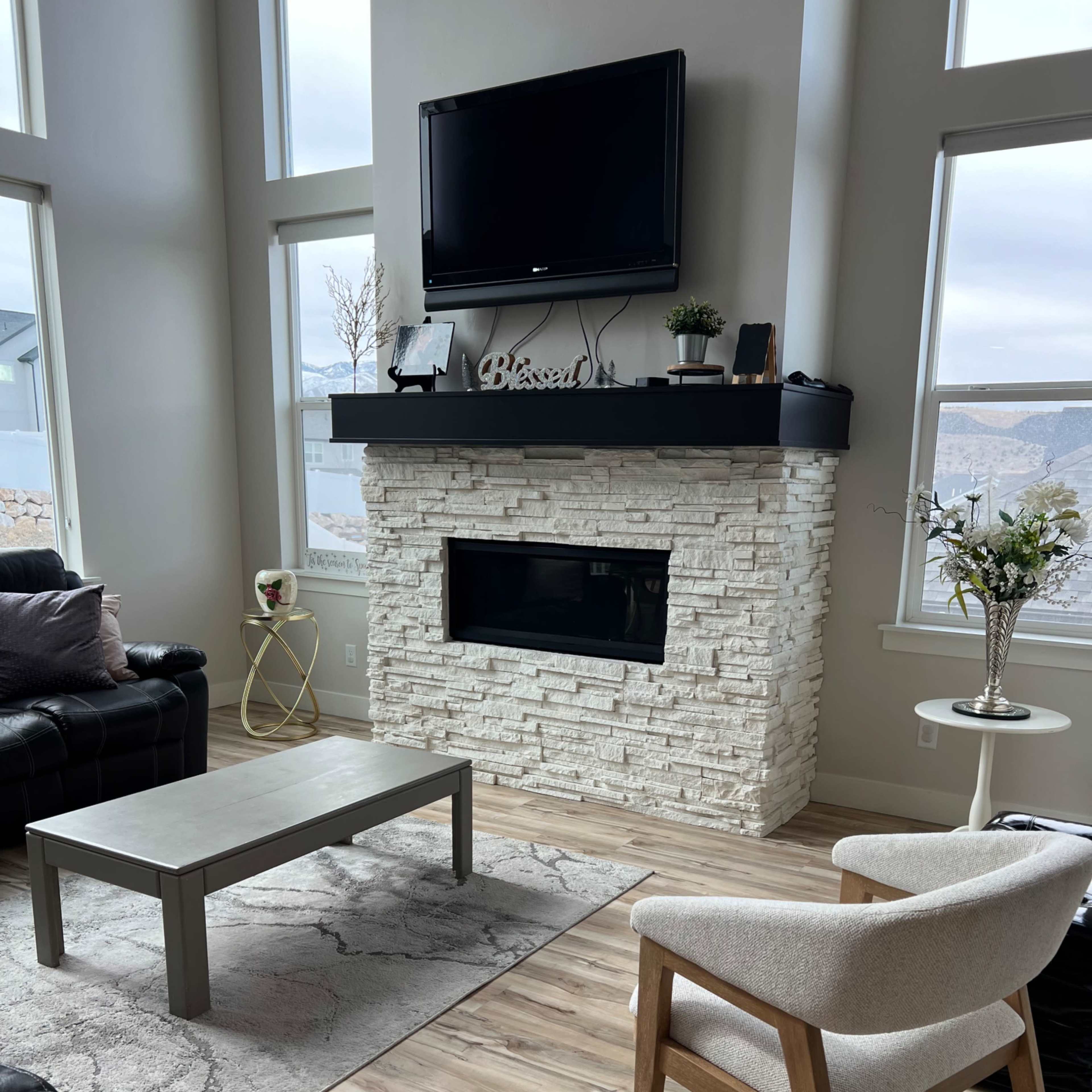 Beautiful Natural Light Modern Home Image in Saratoga Springs, Eagle Mountain, UT