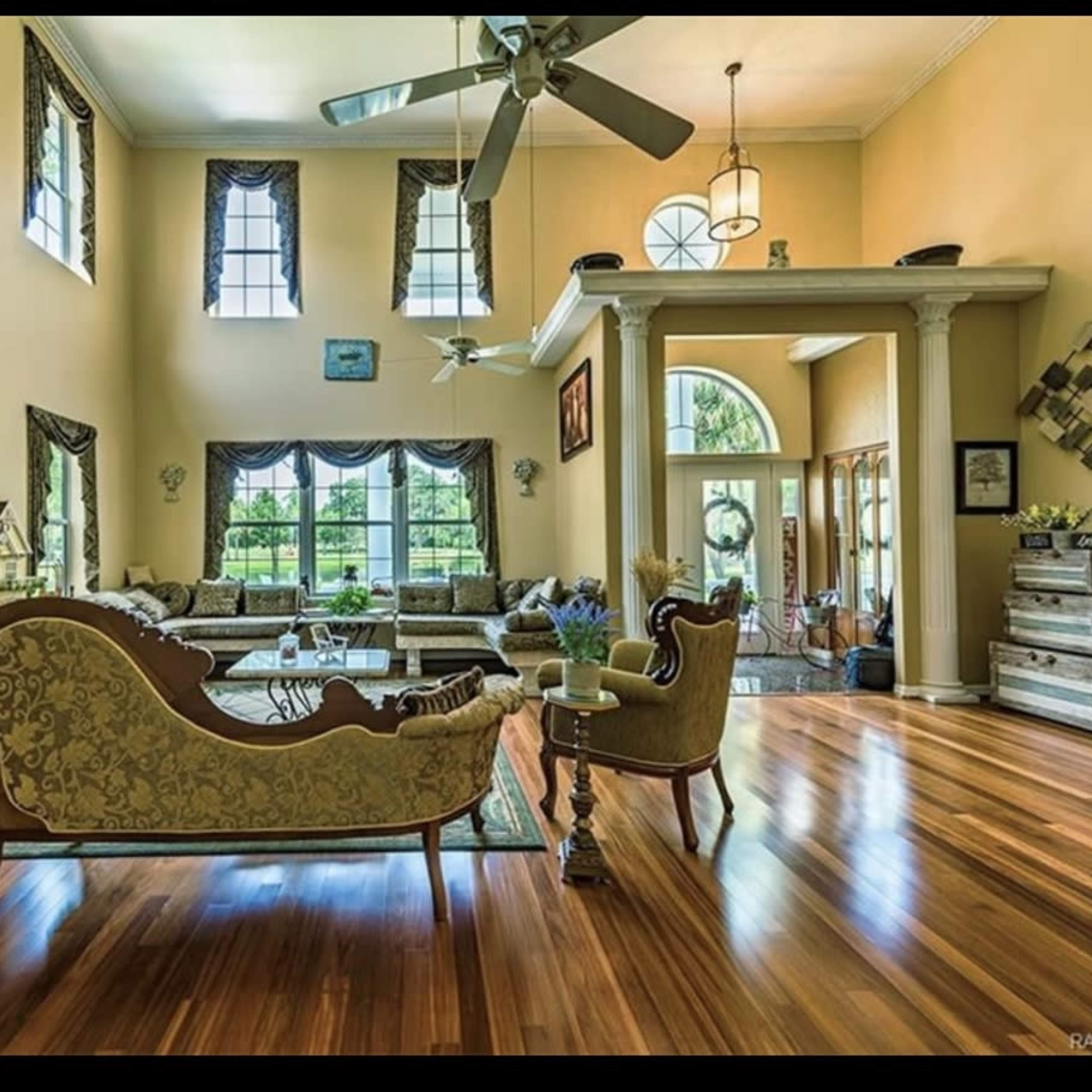 Expansive Waterfront Estate on 10 Acres with Ponds Image in , Crystal River, FL