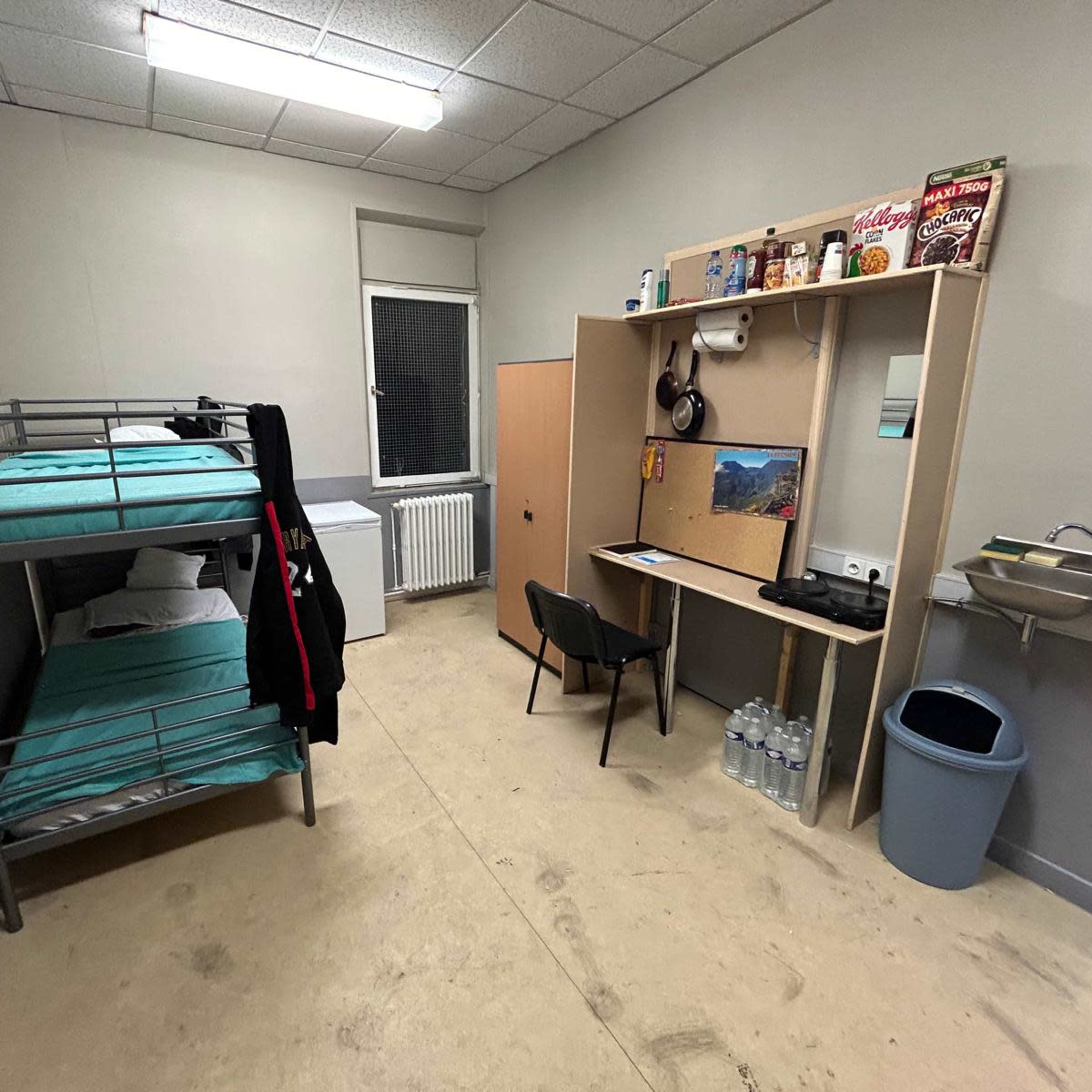 Décor / Lieu de tournage: Cellule de prison Image dans Chauny, Chauny, Hauts-de-France