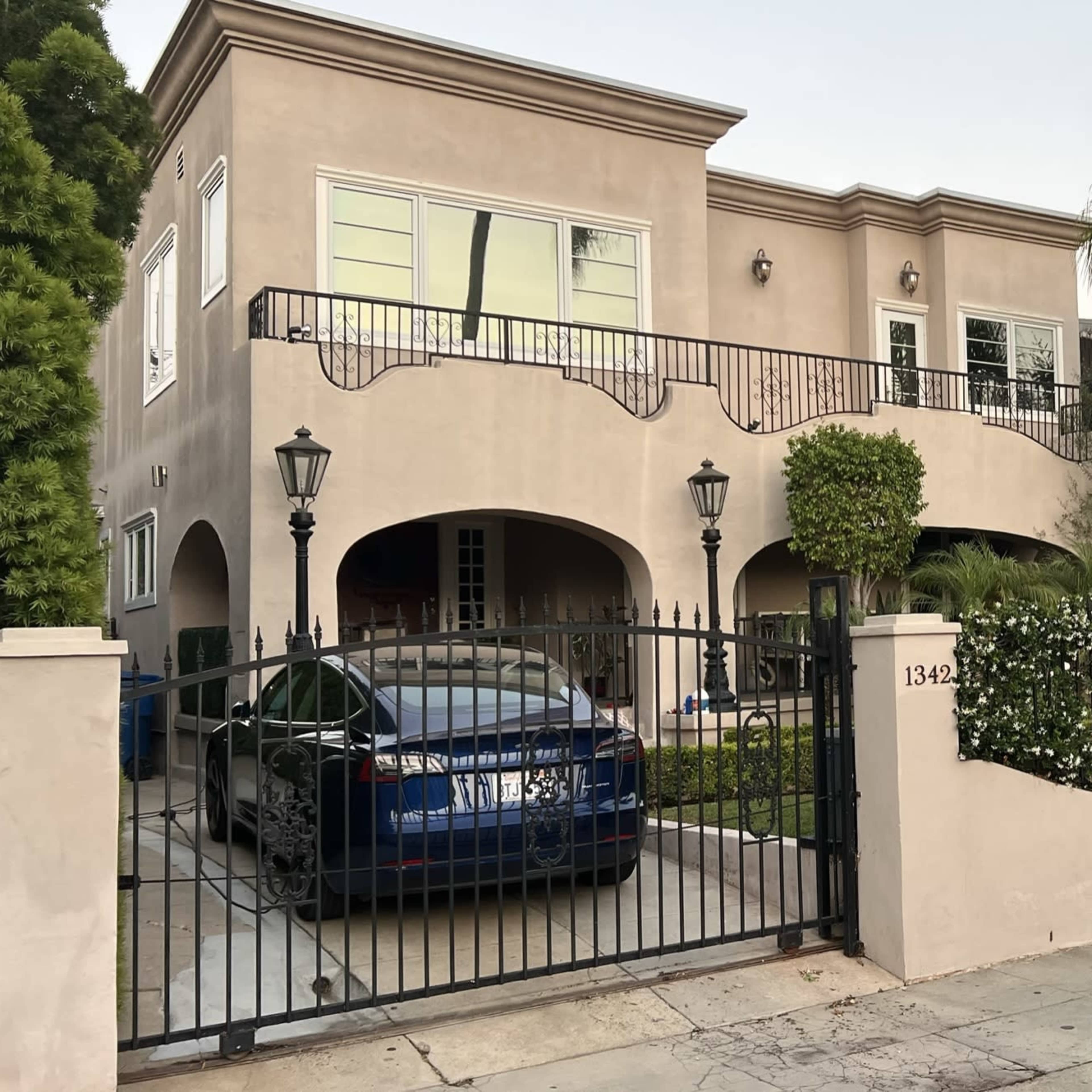 Historic Home with Creative Shooting Space Image in Arlington Heights, Los Angeles, CA