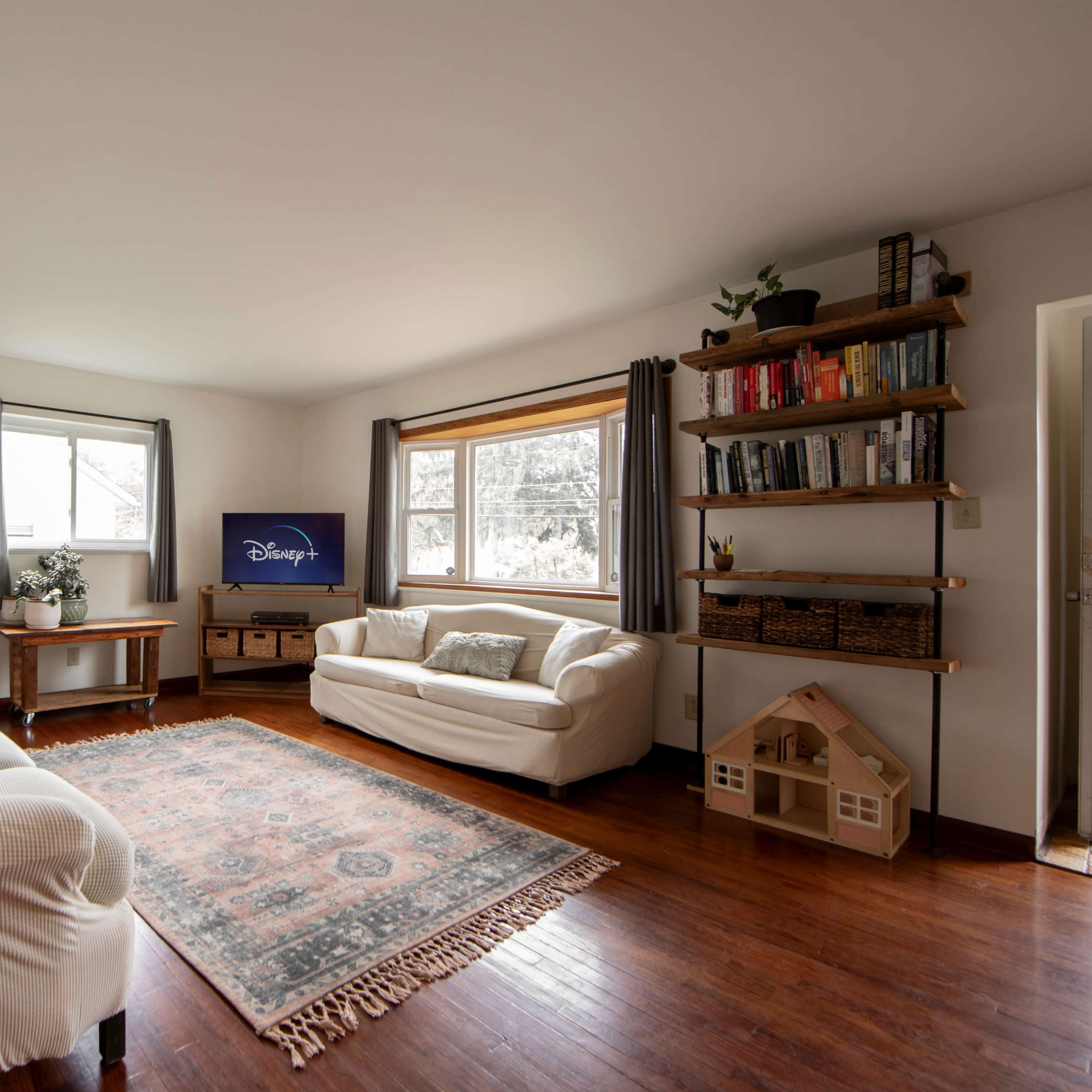 Smart TV | Stocked Kitchen | Minimalist Image in Springfield Township, Akron, OH