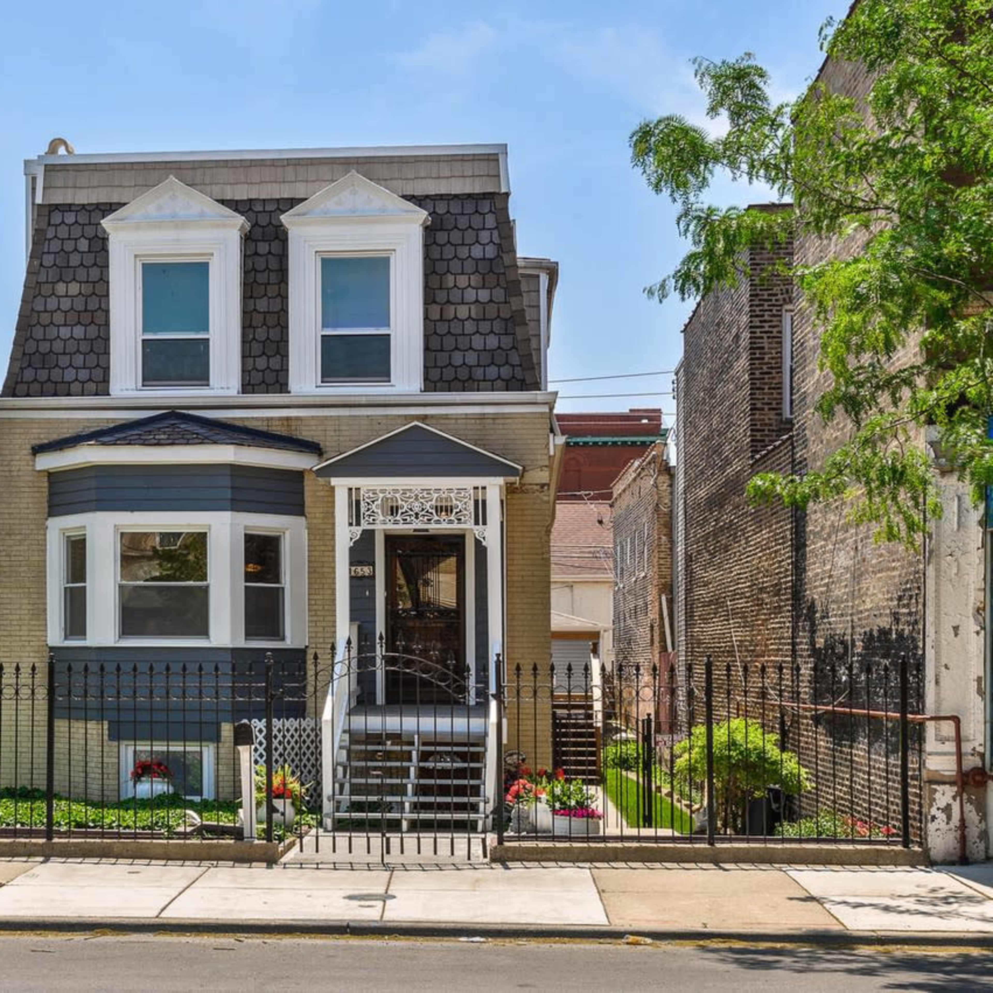 Victorian House Located in Chicago Image in South Side, Chicago, IL