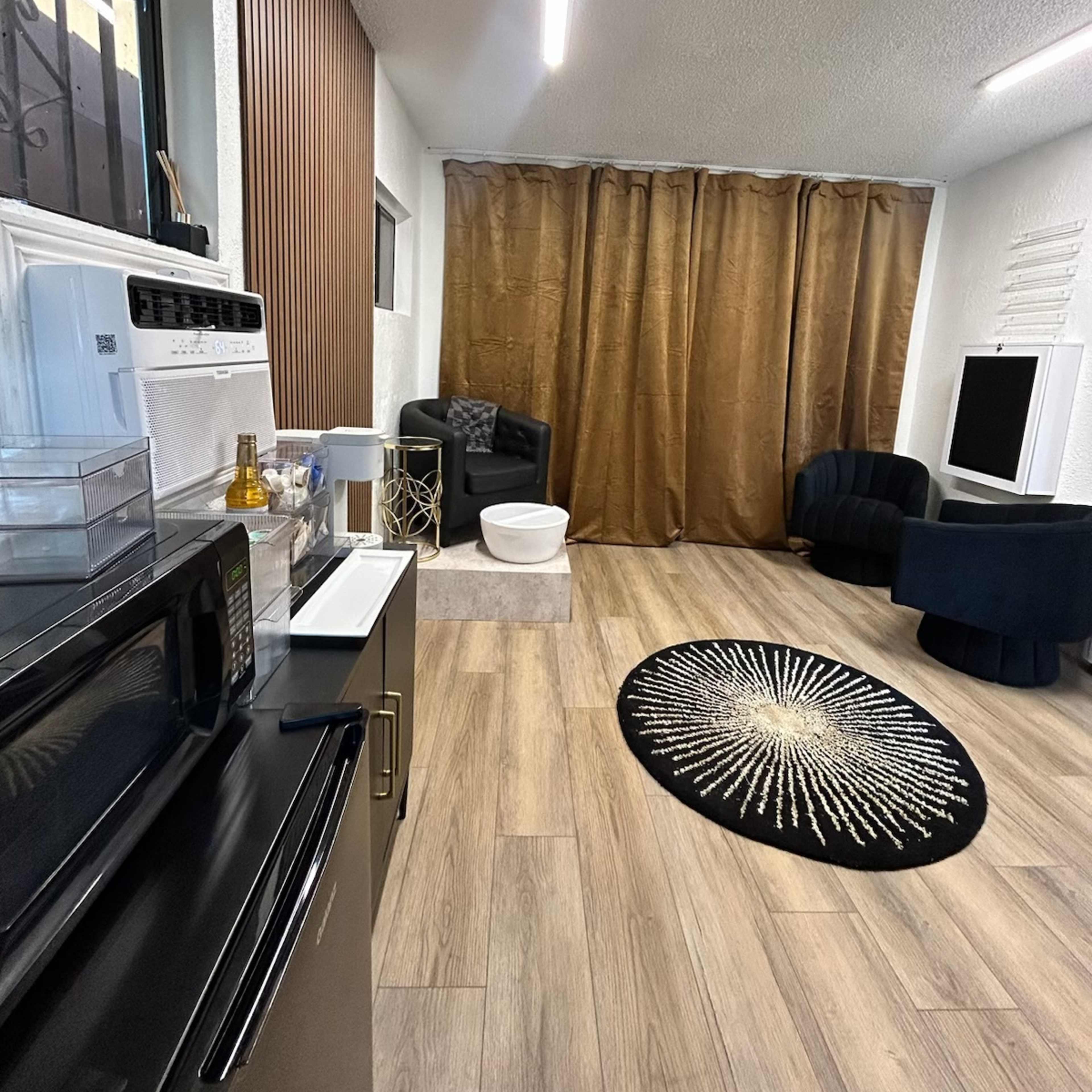 Studio Salon Image in Inglewood, Inglewood, CA