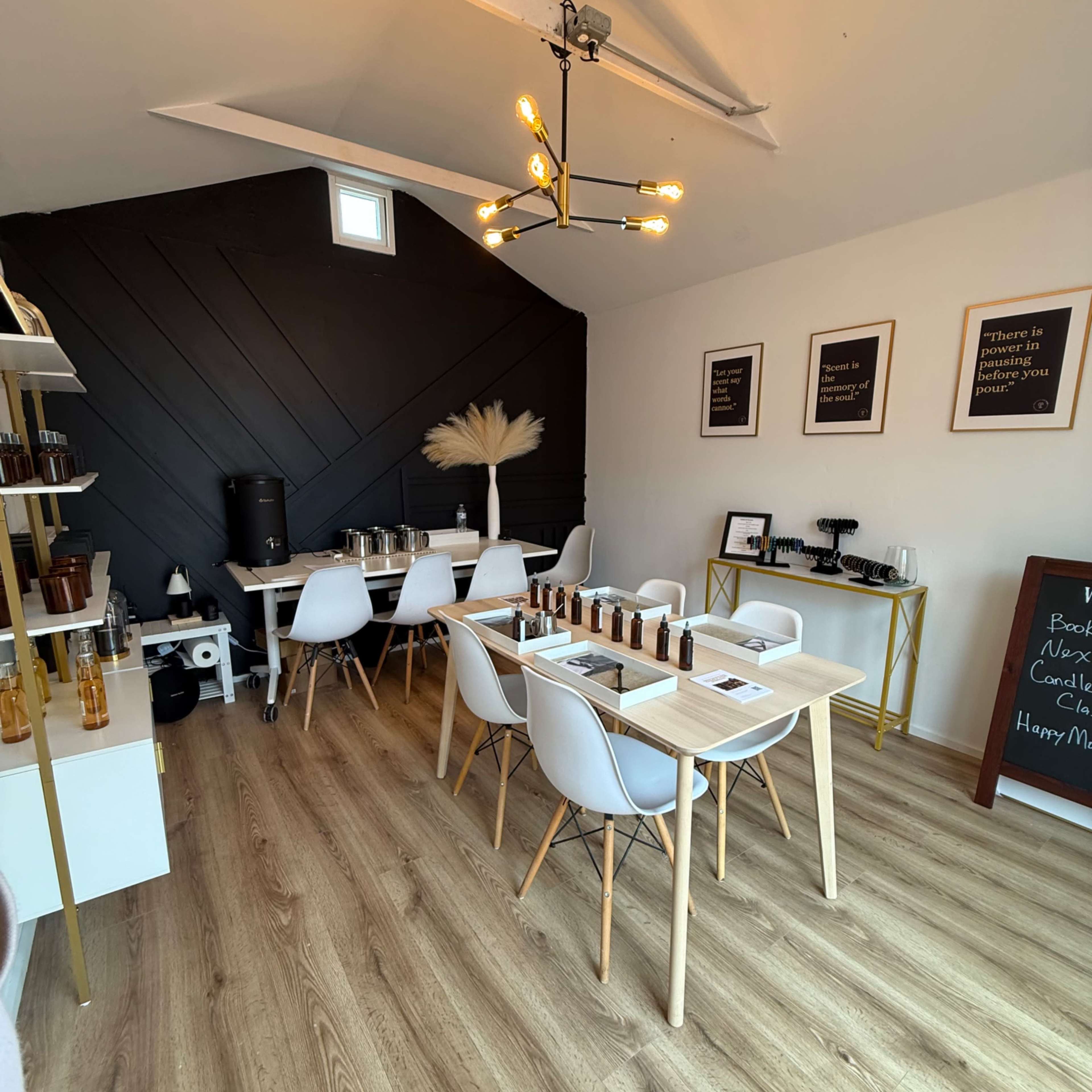 Luxury Mini Studio in Chicagoland for Private Events and Production Image in Berwyn Township, Oak Park, IL