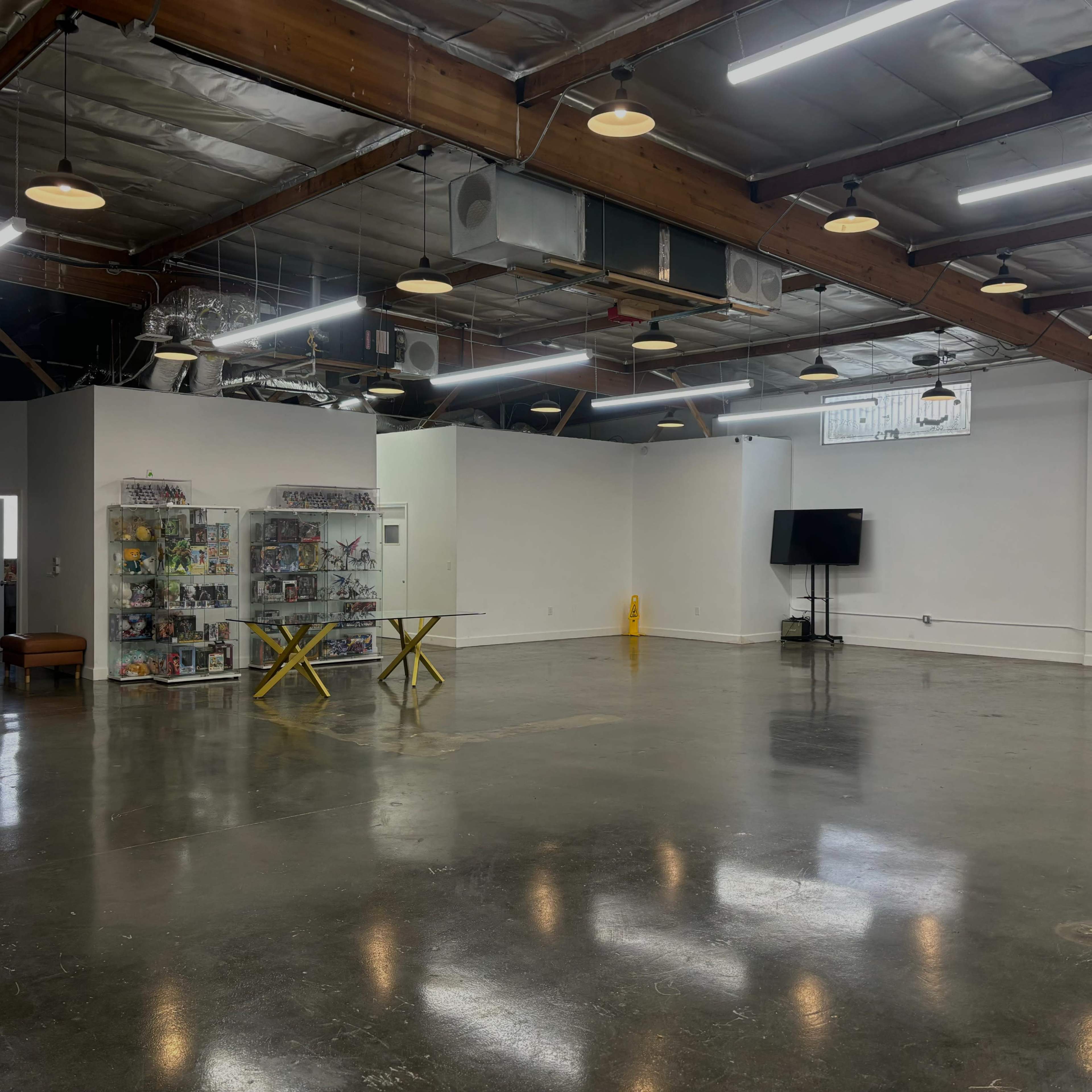 Spacious Warehouse For Filming - Perfect Price!! Image in Westlake, Los Angeles, CA
