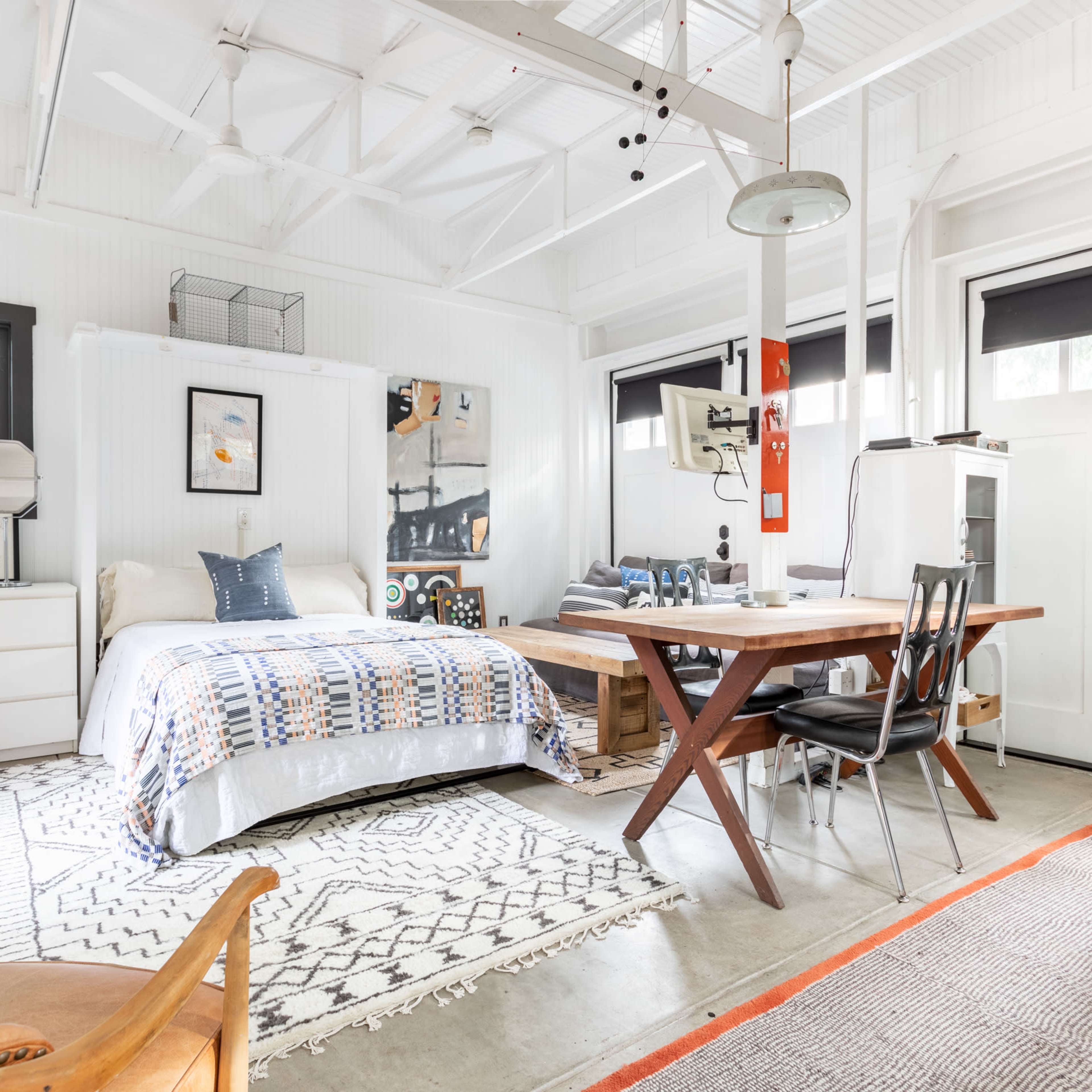 Light-Filled Mod Silverlake Studio Image in Los Feliz, Los Angeles, CA