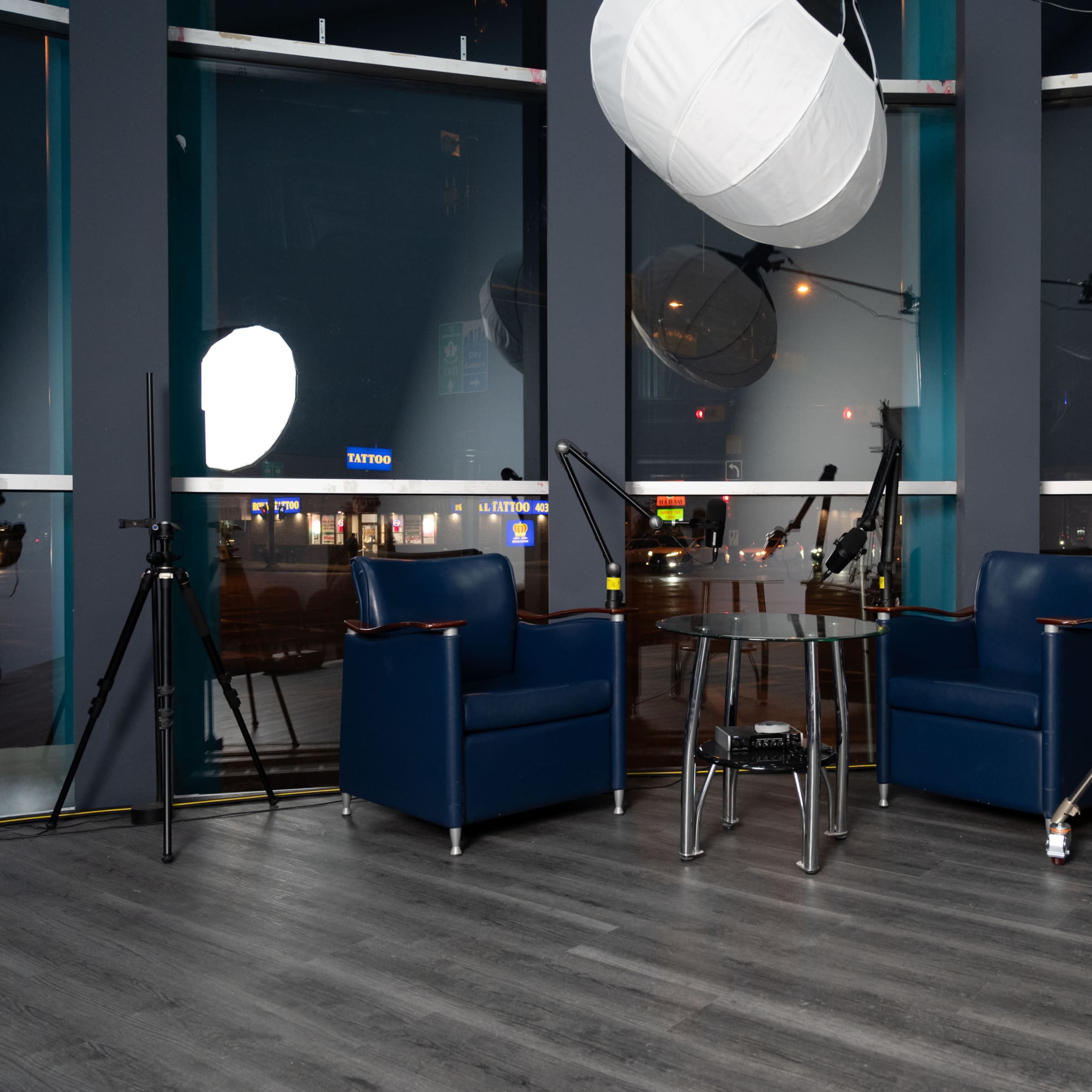 21 ft high ceiling TV station style Video studio Image in Northwest Calgary, Calgary, AB