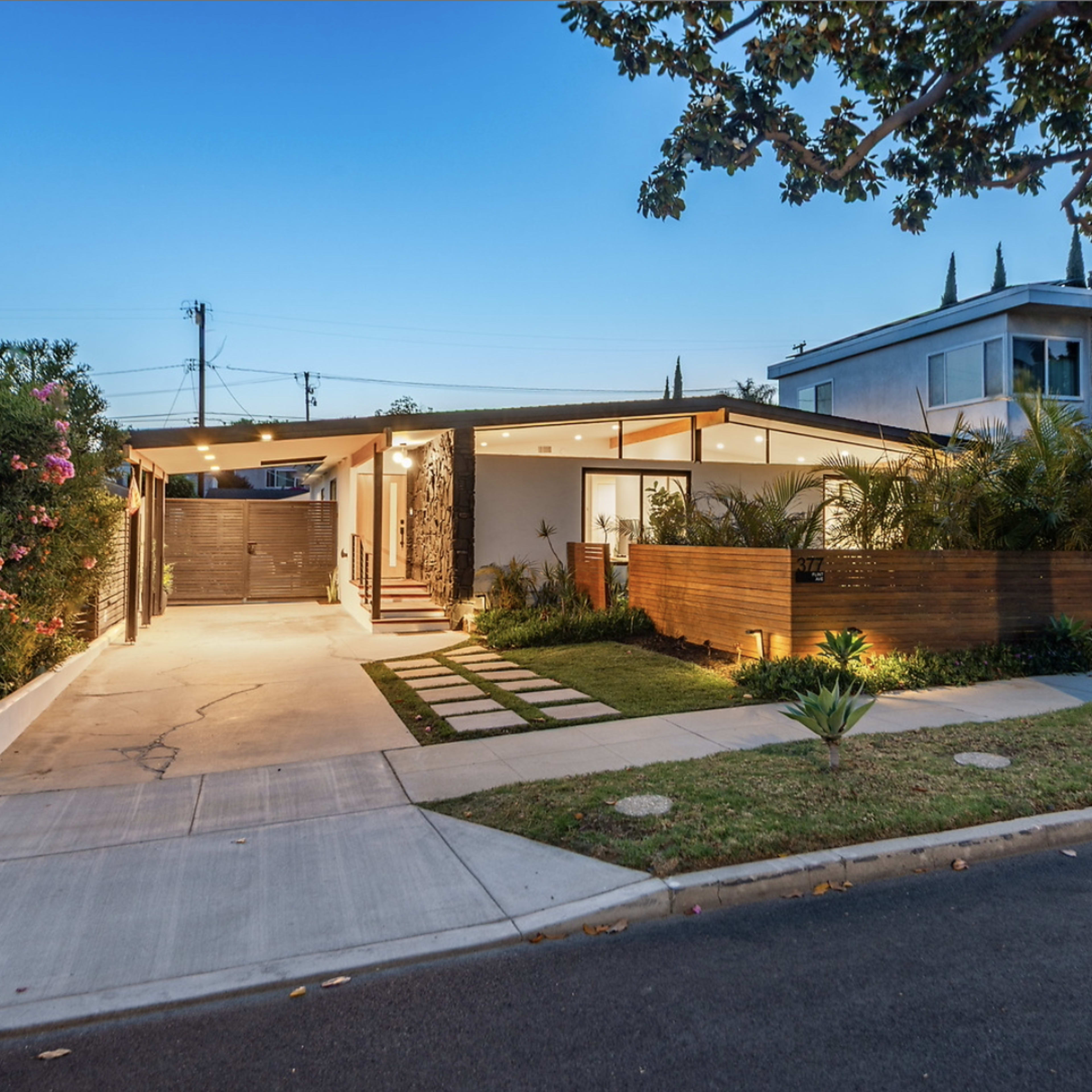 Mid-Century Modern Beach Villa House Image in Alamitos Heights, Long Beach, CA