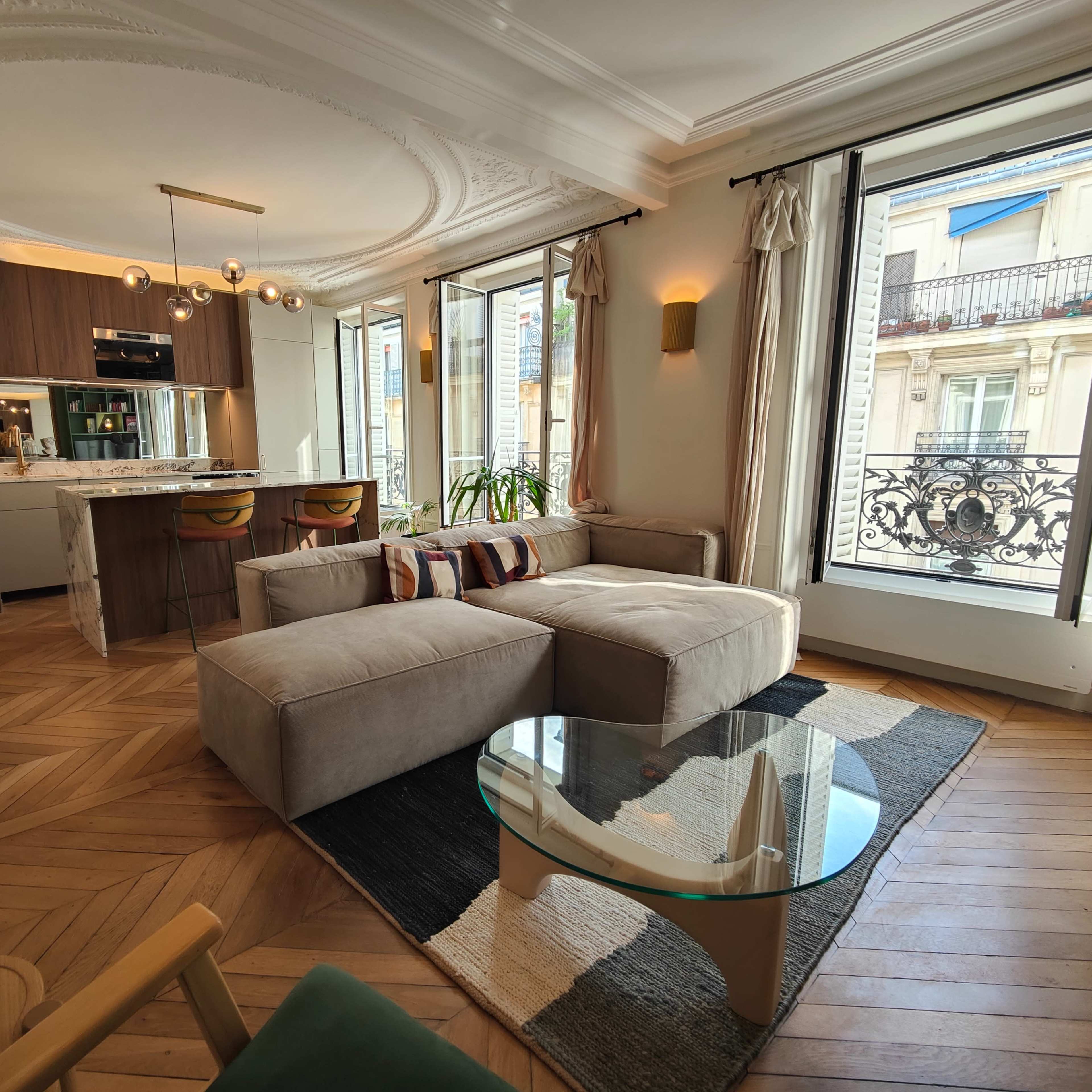 Élégant appartement haussmannien square d'Anvers Image dans Rochechouart, Paris, Île-de-France