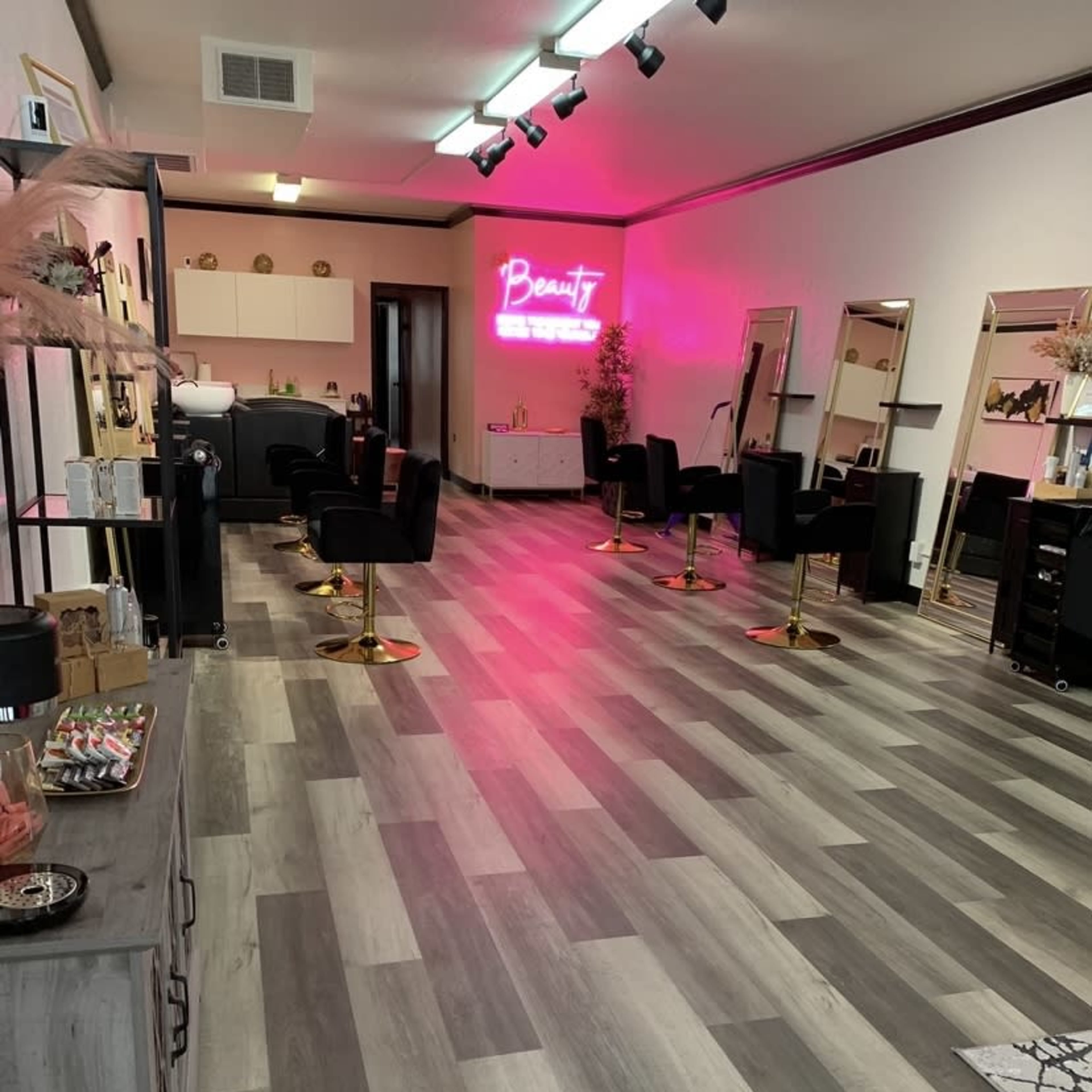Located in El Sobrante, it is a Salon store front with great amount of space and is beautifully decorated. Image in El Sobrante, El Sobrante, CA