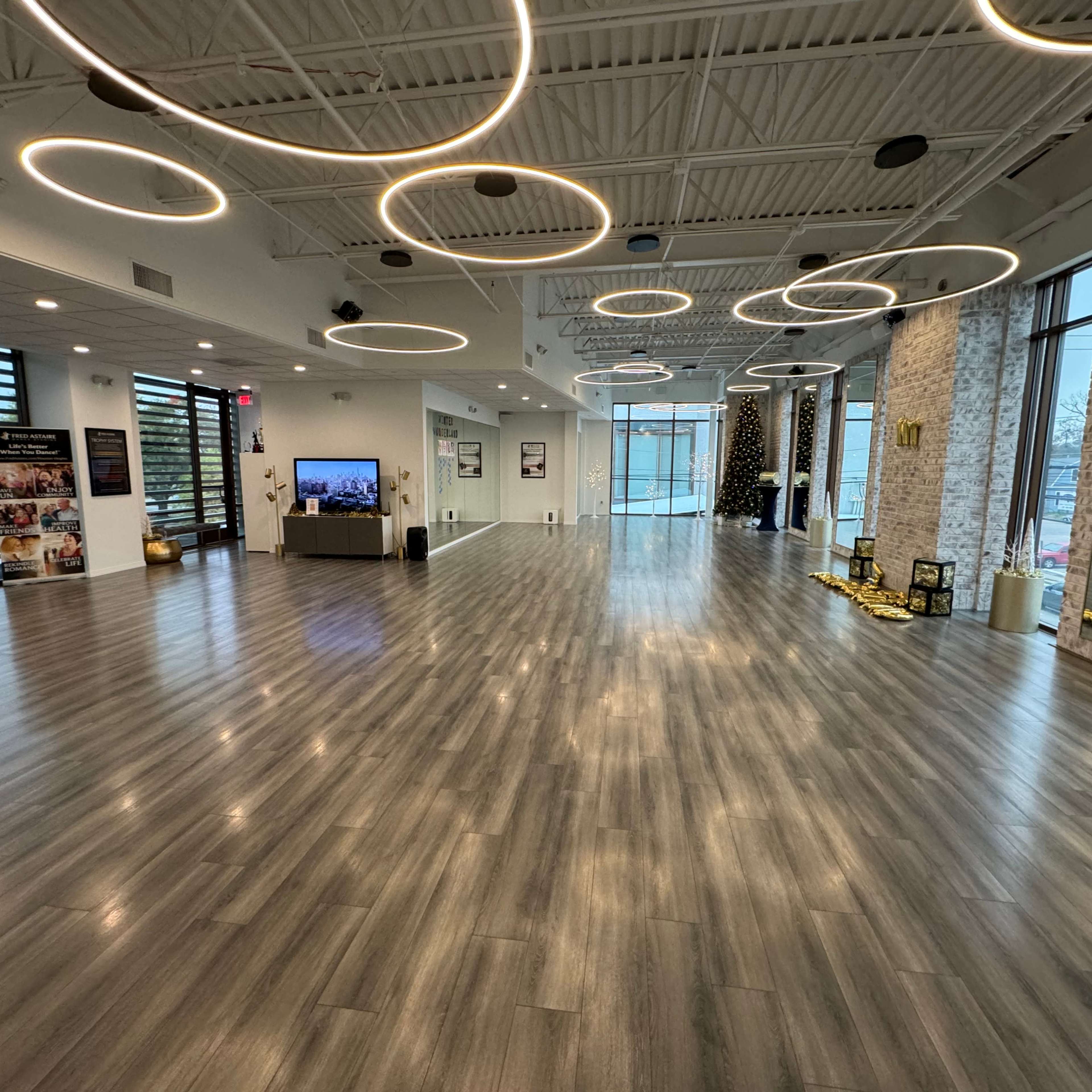 Bright Second-Floor Studio with Natural Light Overlooking 11th Street Image in Greater Heights, Houston, TX