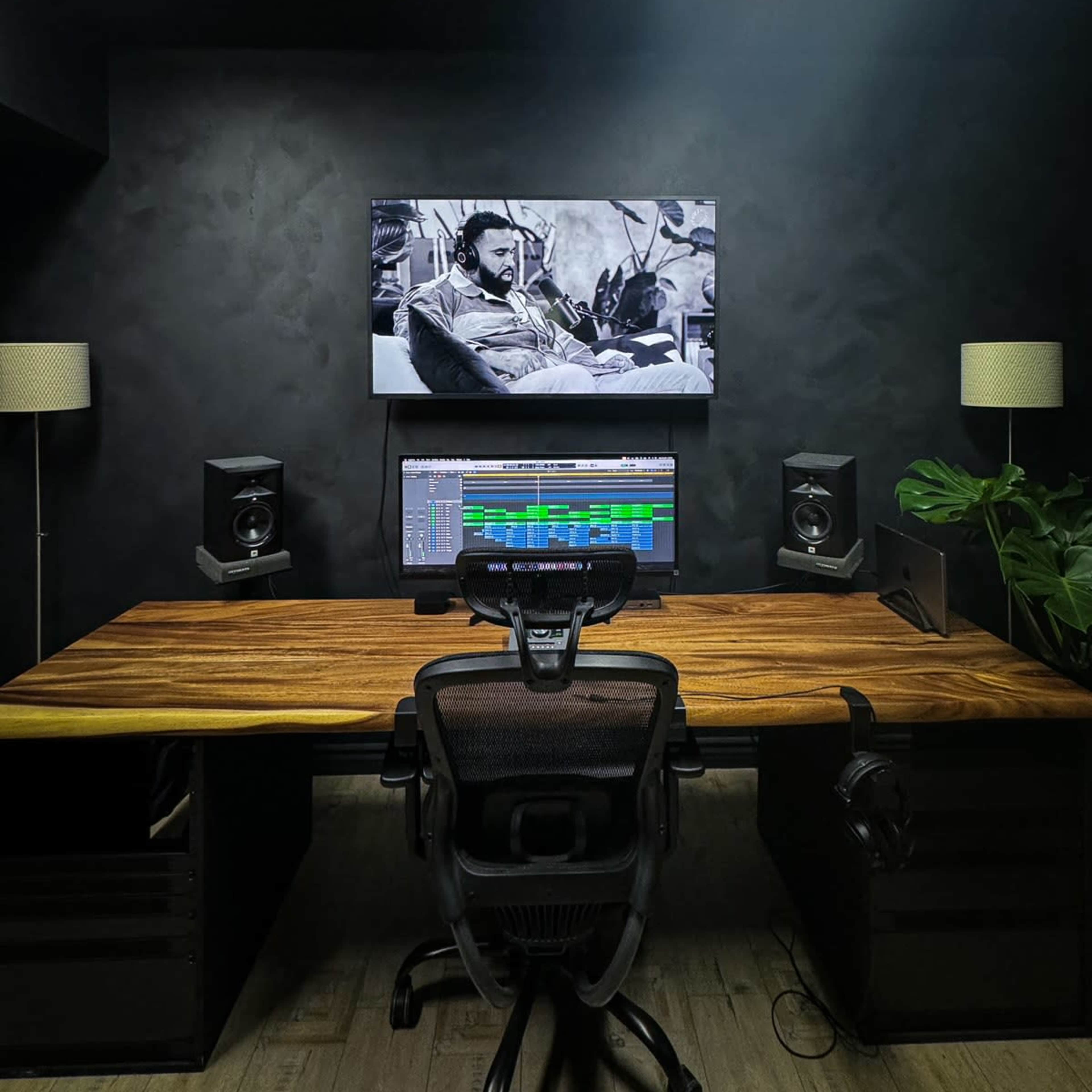 Recording/Podcast/Photo/ Studio in DTLA with AC and Rooftop Access Image in Central LA, Los Angeles, CA