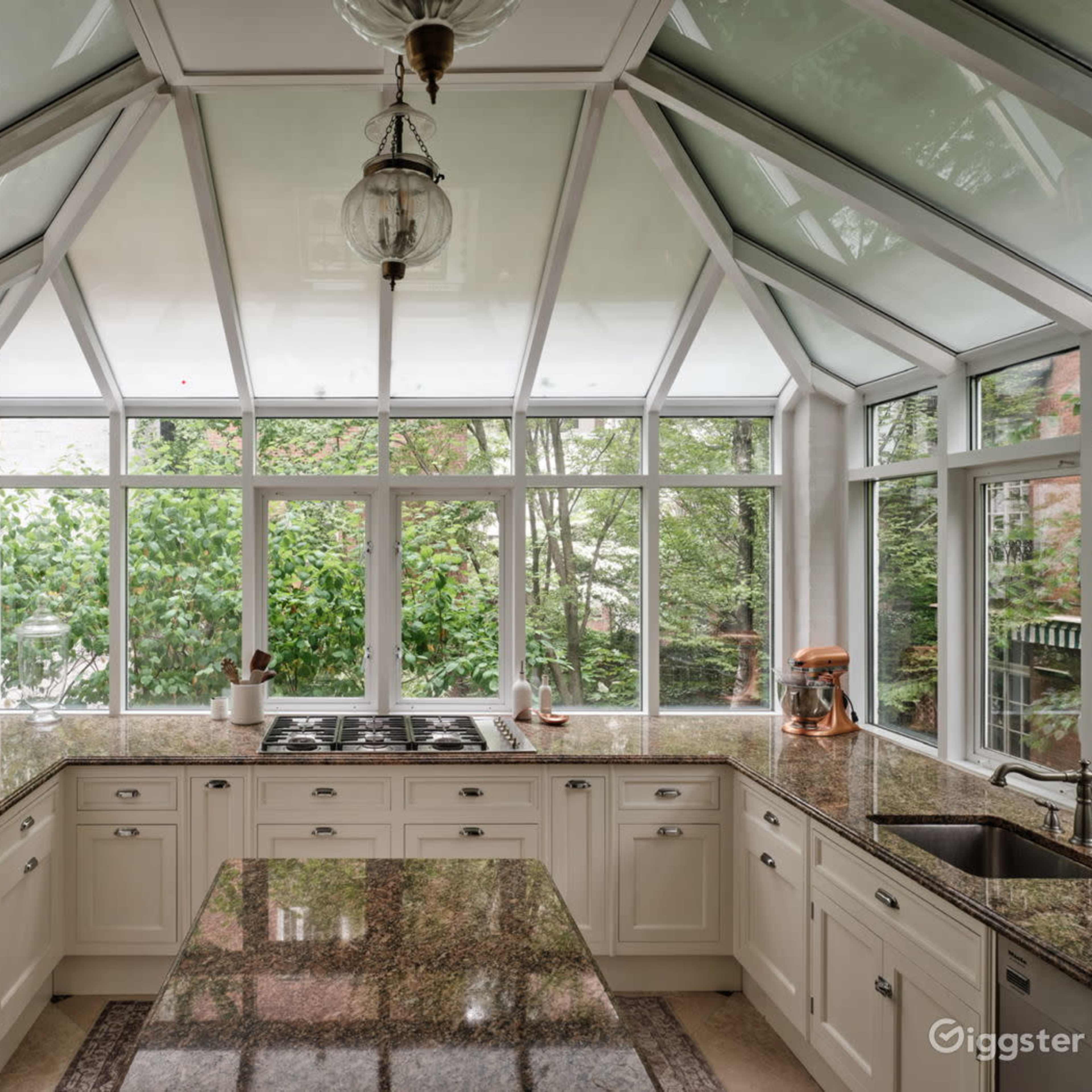 Charming Downtown Home with Modern Kitchen and Elegant Dining Room - Main Floor Image in Lenox Hill, New York, NY
