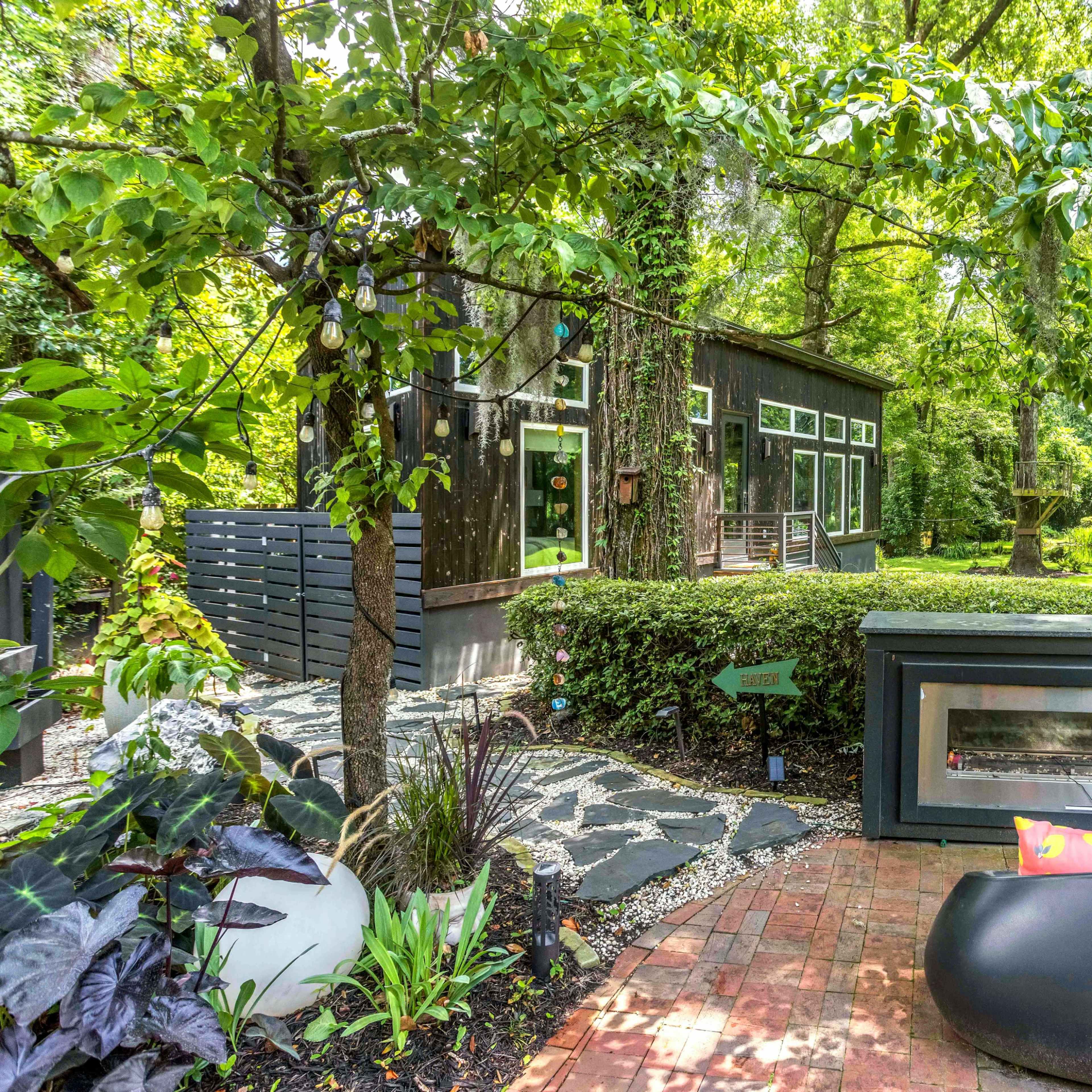 Treehouse on the Ground Guest House with Nature Oasis Backyard Image in Beaumont, Wilmington, NC