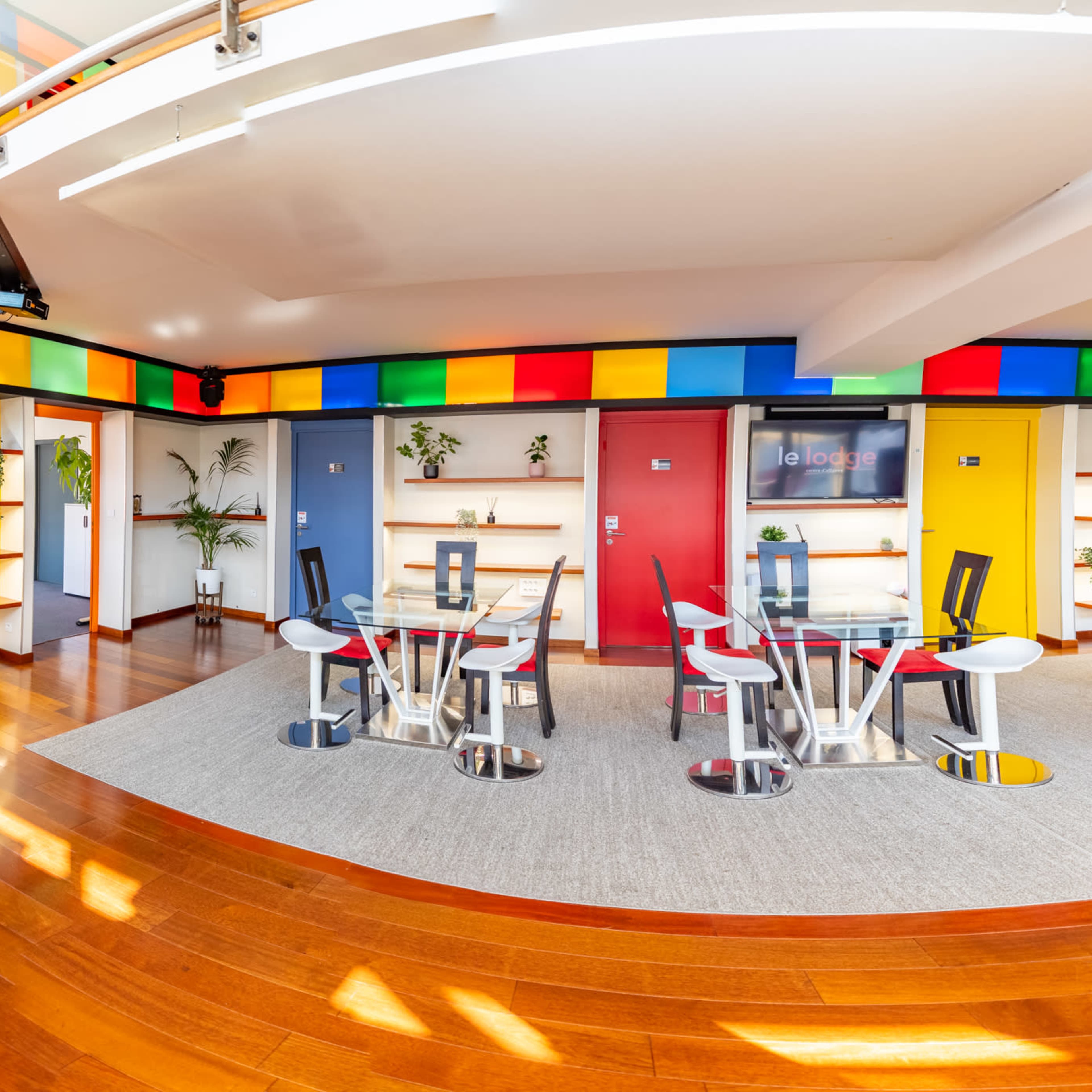 Loft chaleureux aux divers espaces : professionnel, réception, détente et loisir Image dans Strasbourg, Strasbourg, Grand Est