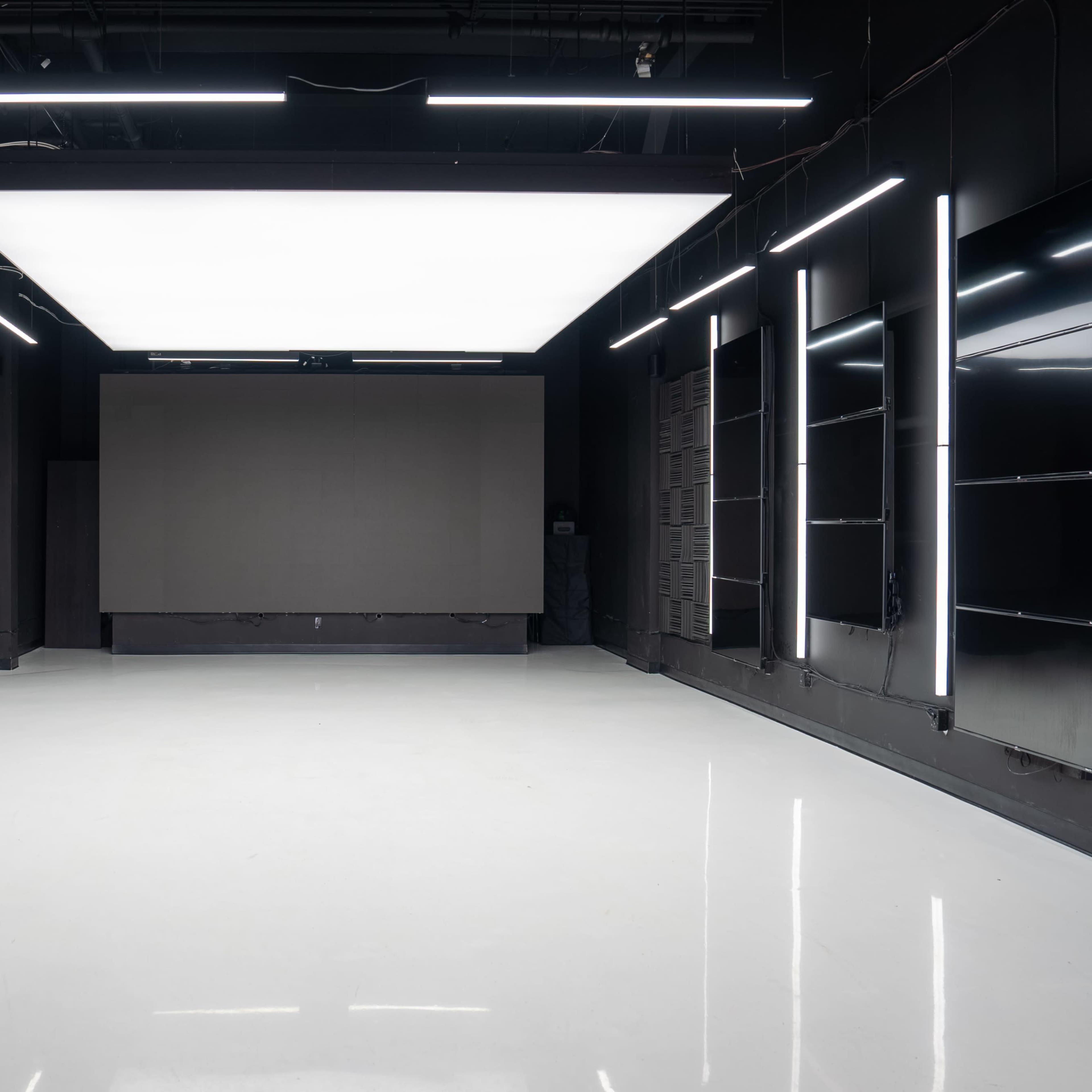 Vancouver's Ultimate Creative Studio | 15' Softbox, Gloss White Floors & VFX Wall! Image in Richmond, Richmond, BC