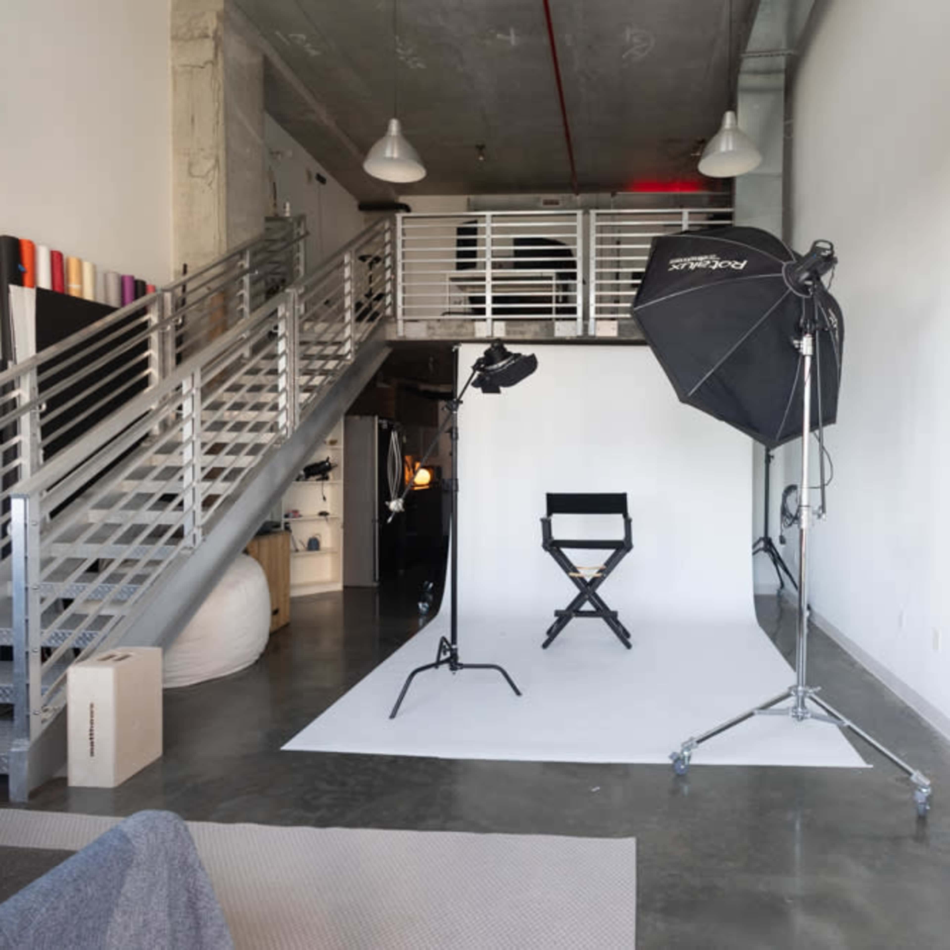 KNVS - STUDIO Image in Town Square, Miami, FL