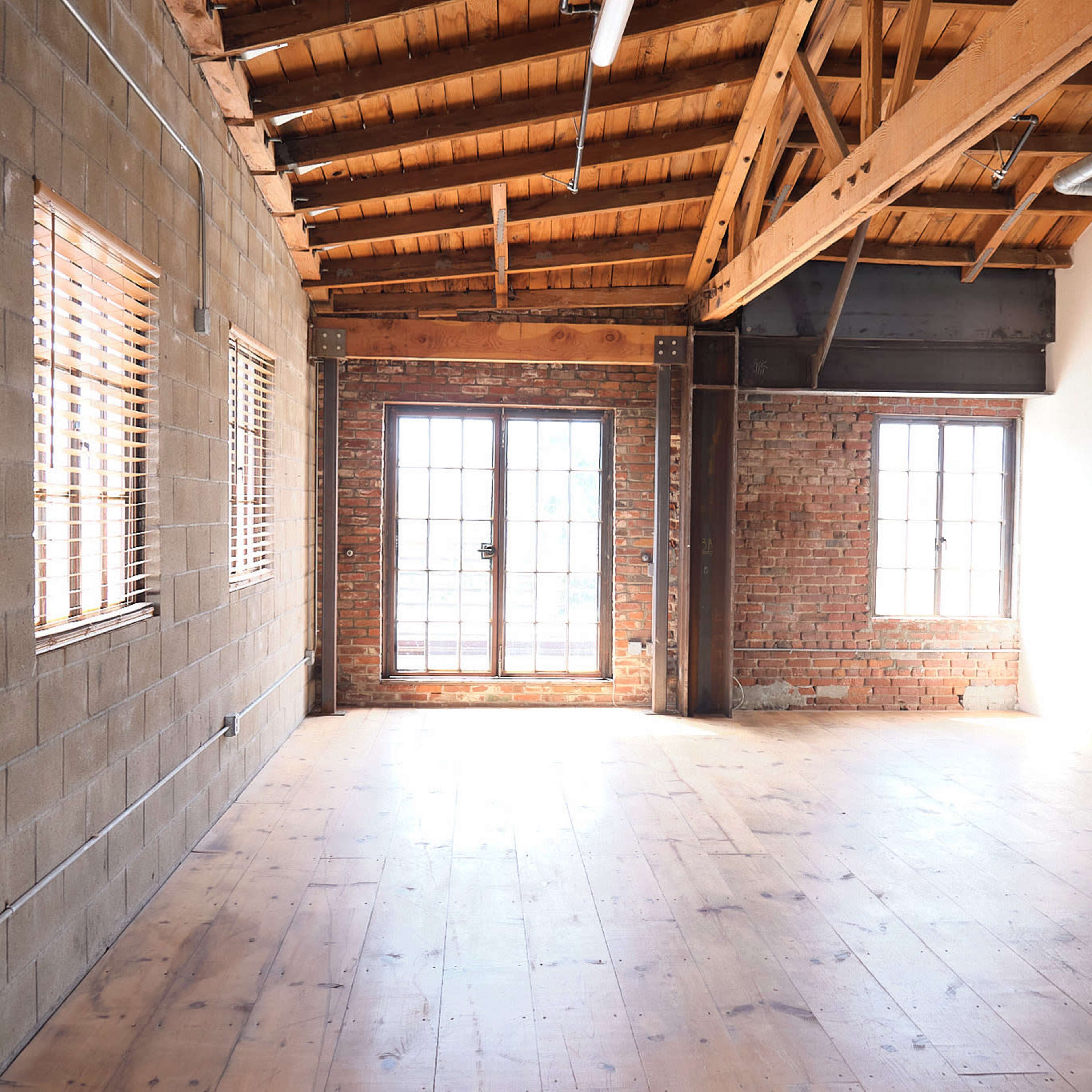 New York style Charming open-concept Loft with warm natural light & endless character. Image in South Los Angeles, Los Angeles, CA