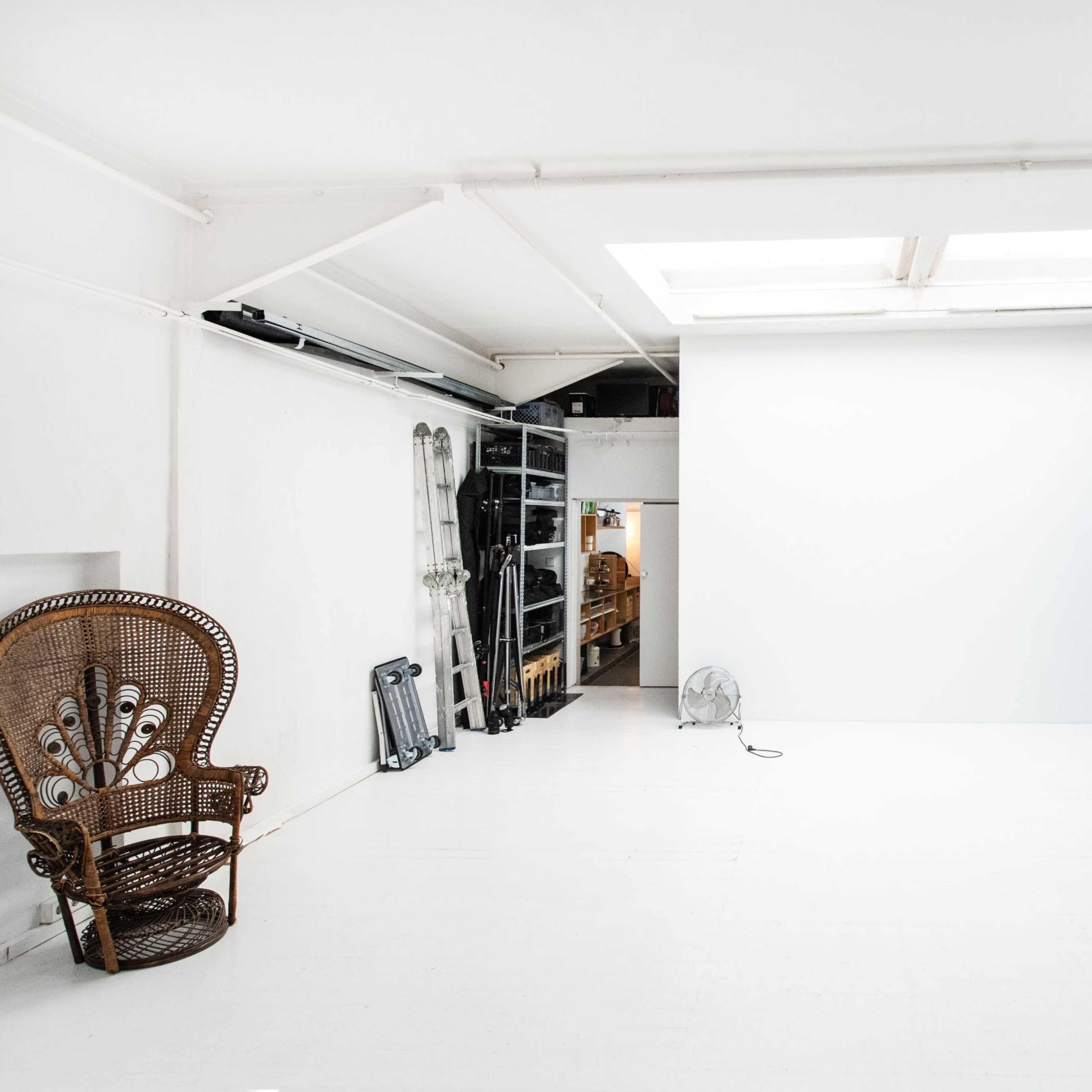 URBANES STYLISCHES LOFT-TAGESLICHTSTUDIO MIT HOHLKEHLE, DACHTERRASSE & KAFFEBAR - IDEAL FÜR SHOOTINGS, WORKSHOPS & OFFSITES. IM ZENTRUM VON STUTTGART. Bild in Stuttgart, Stuttgart, BW