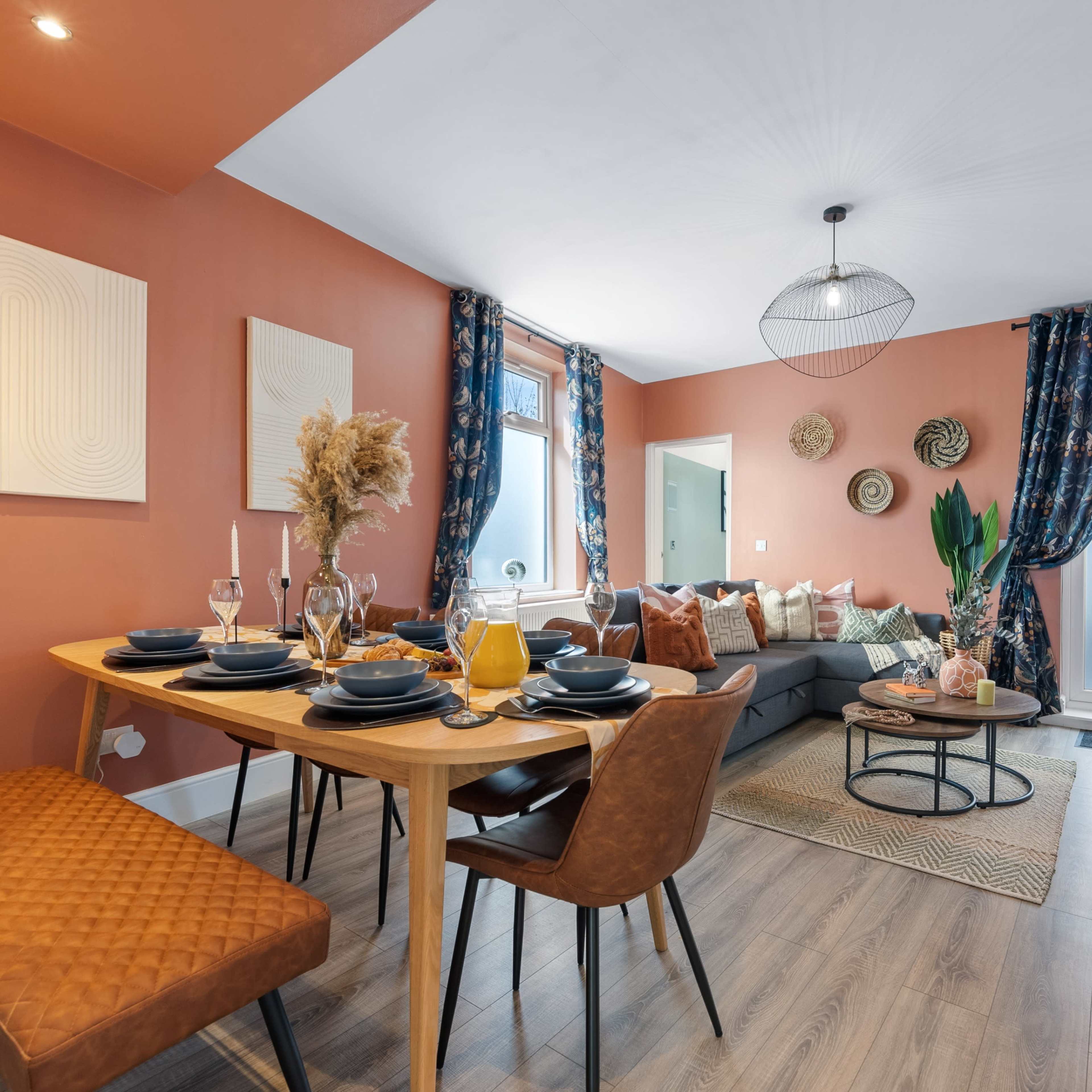 4-BR Stylish House & Central w/ Parking - Darley Grove Image in Farnworth, Bolton, England