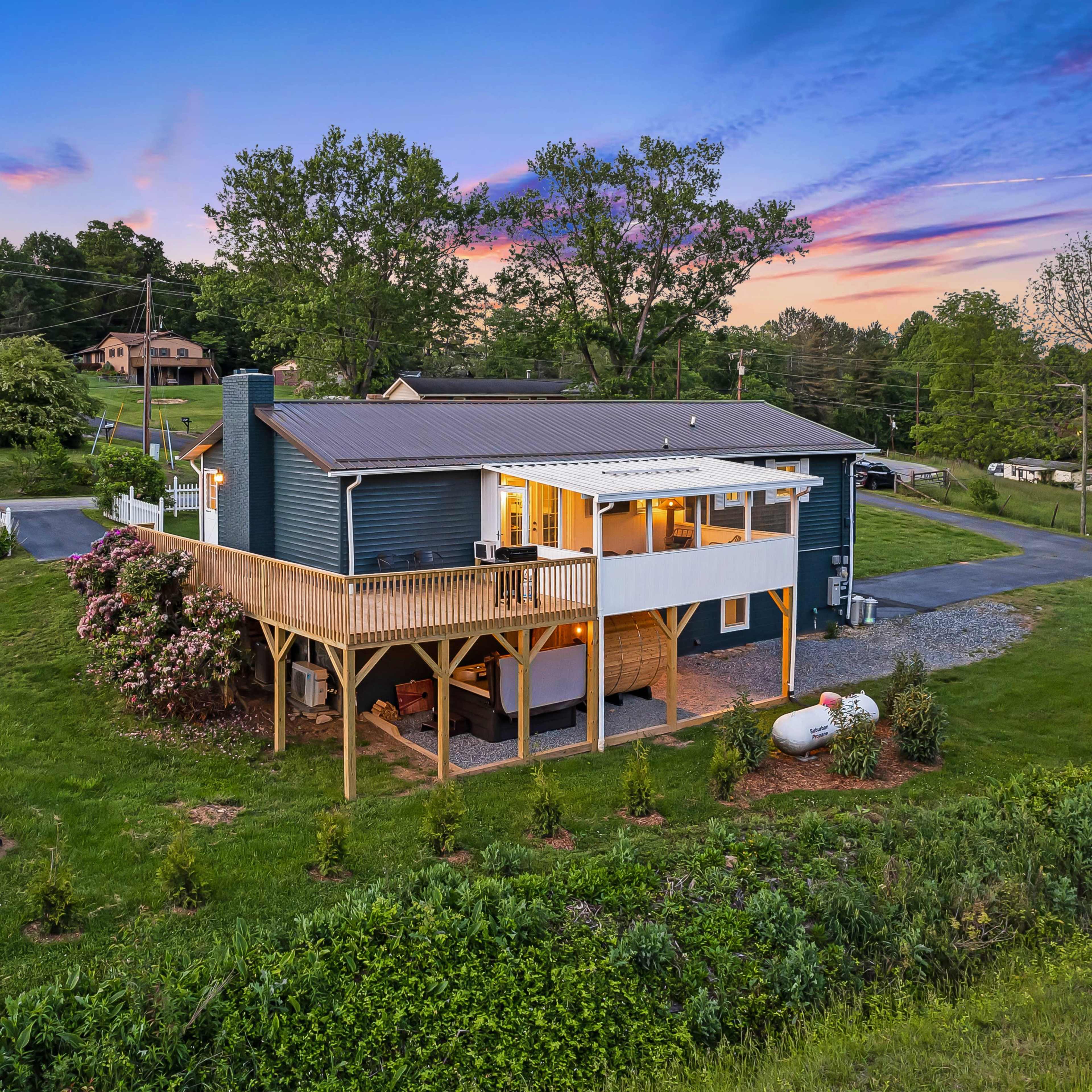 2 Kitchens, Karaoke, Sunroom, Hottub,Sauna,15m AVL Image in , Asheville, NC